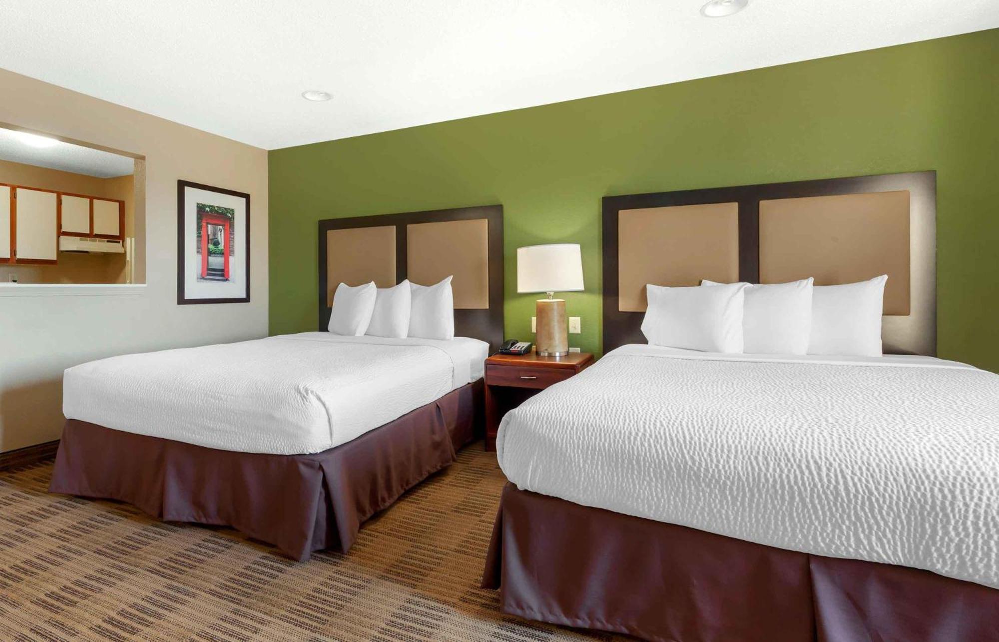 Deluxe Studio 2 Queen Beds Non-Smoking