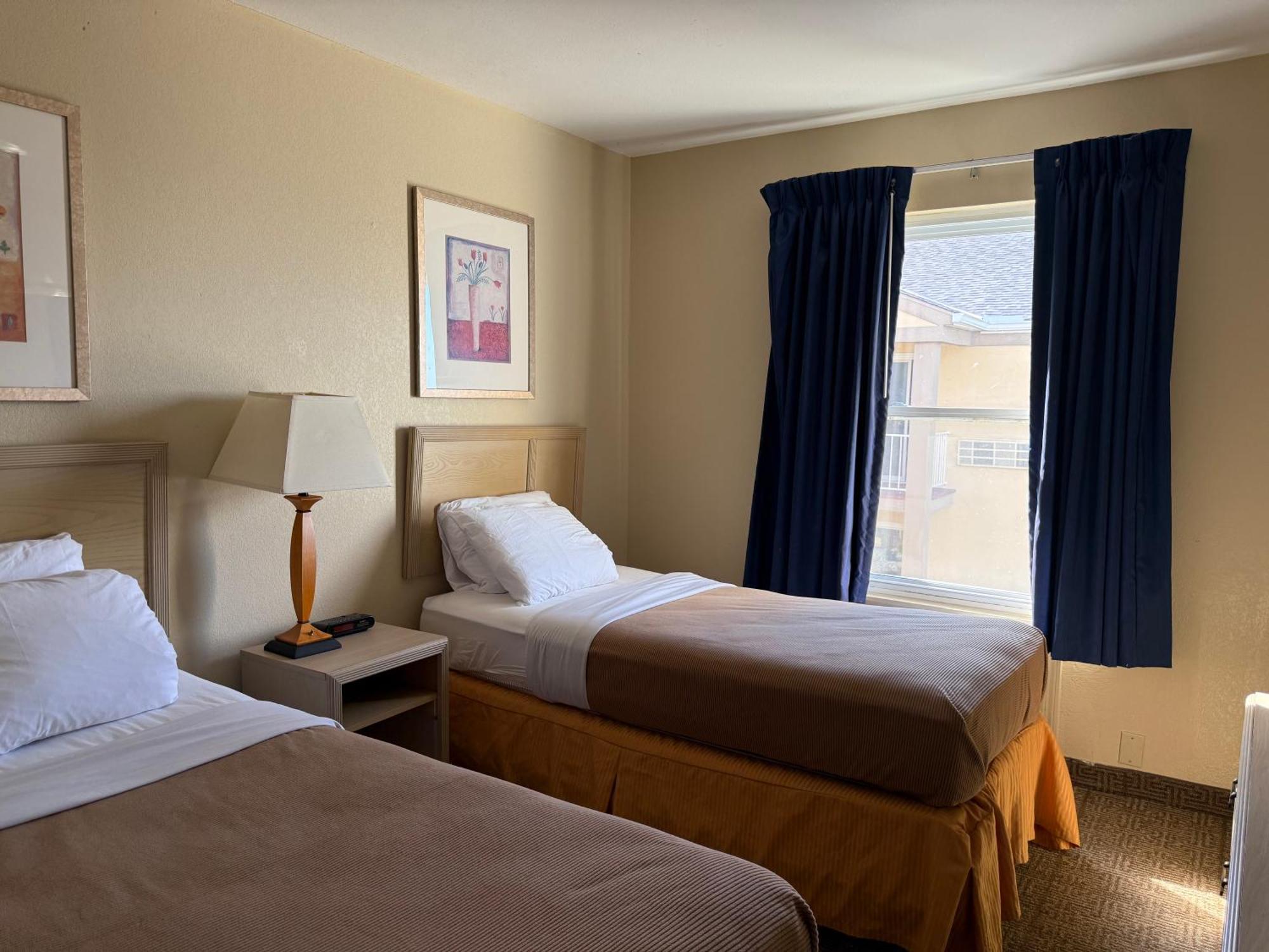 2 Double Beds