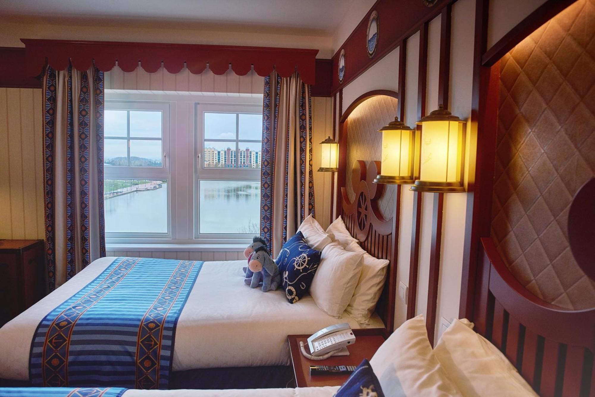 Compass Club Room Lake View