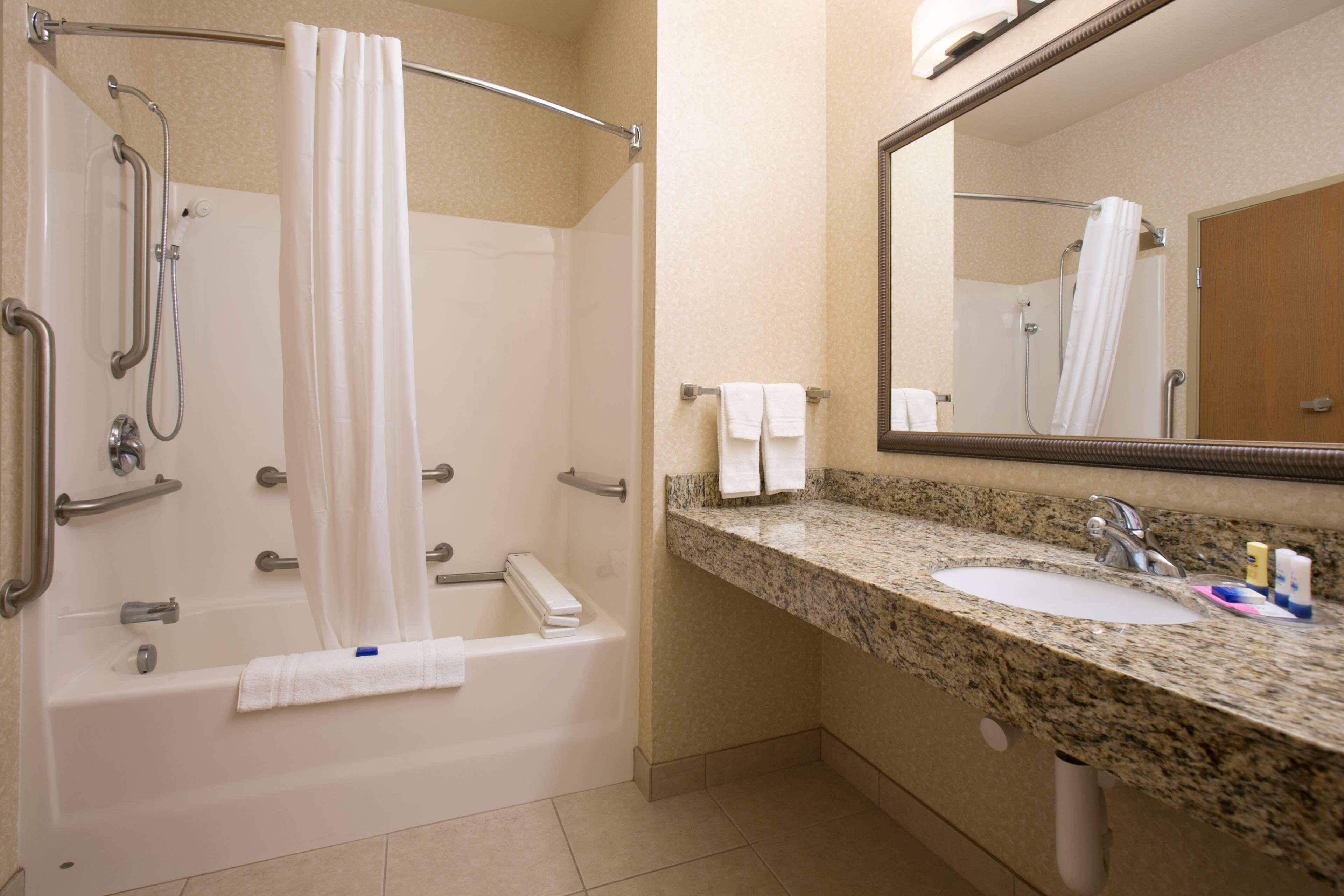 King Suite Bath Tub Sofa Bed Mobility Accessible or Non-Smoking