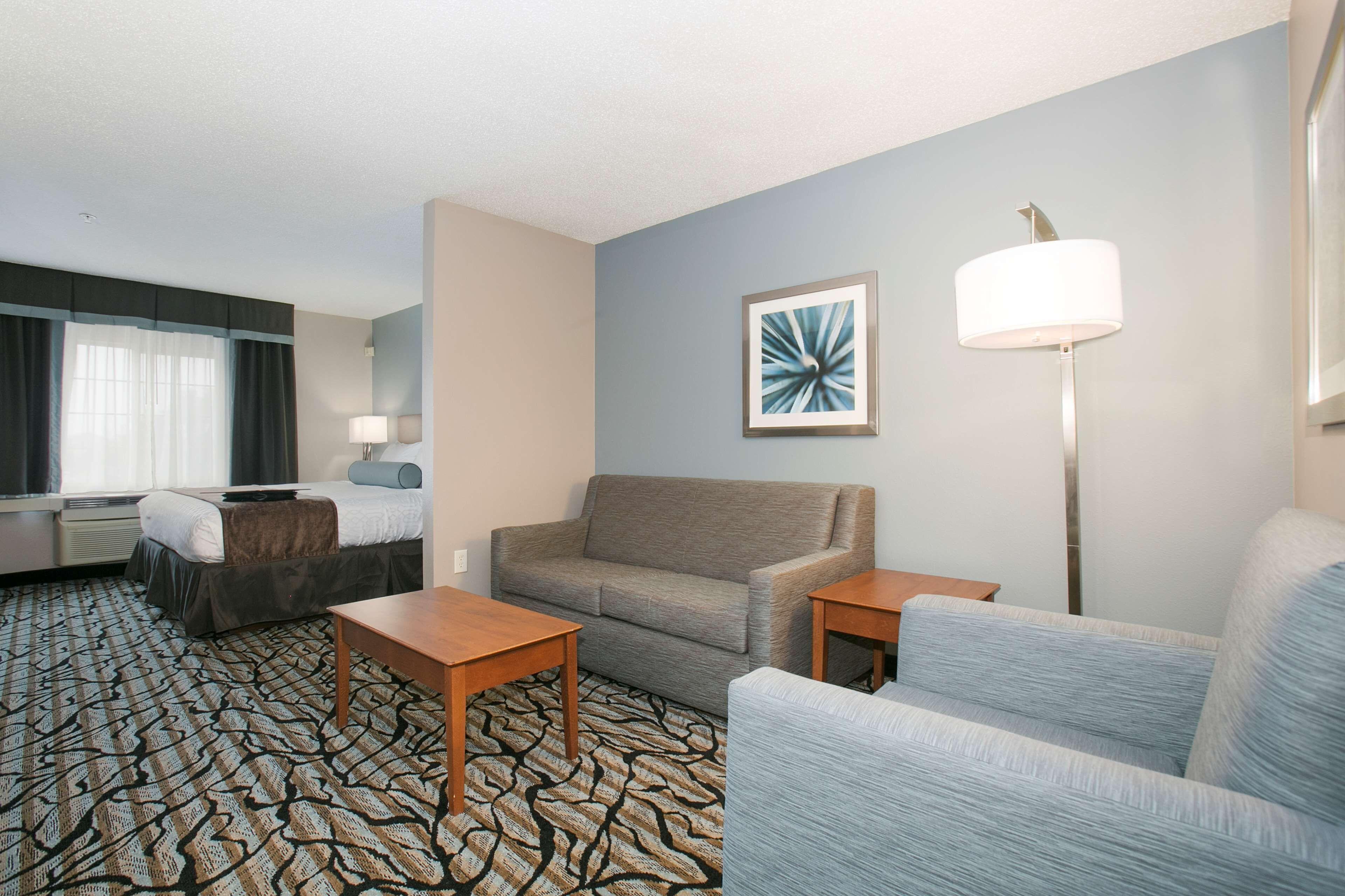 King Suite Bath Tub Sofa Bed Mobility Accessible or Non-Smoking