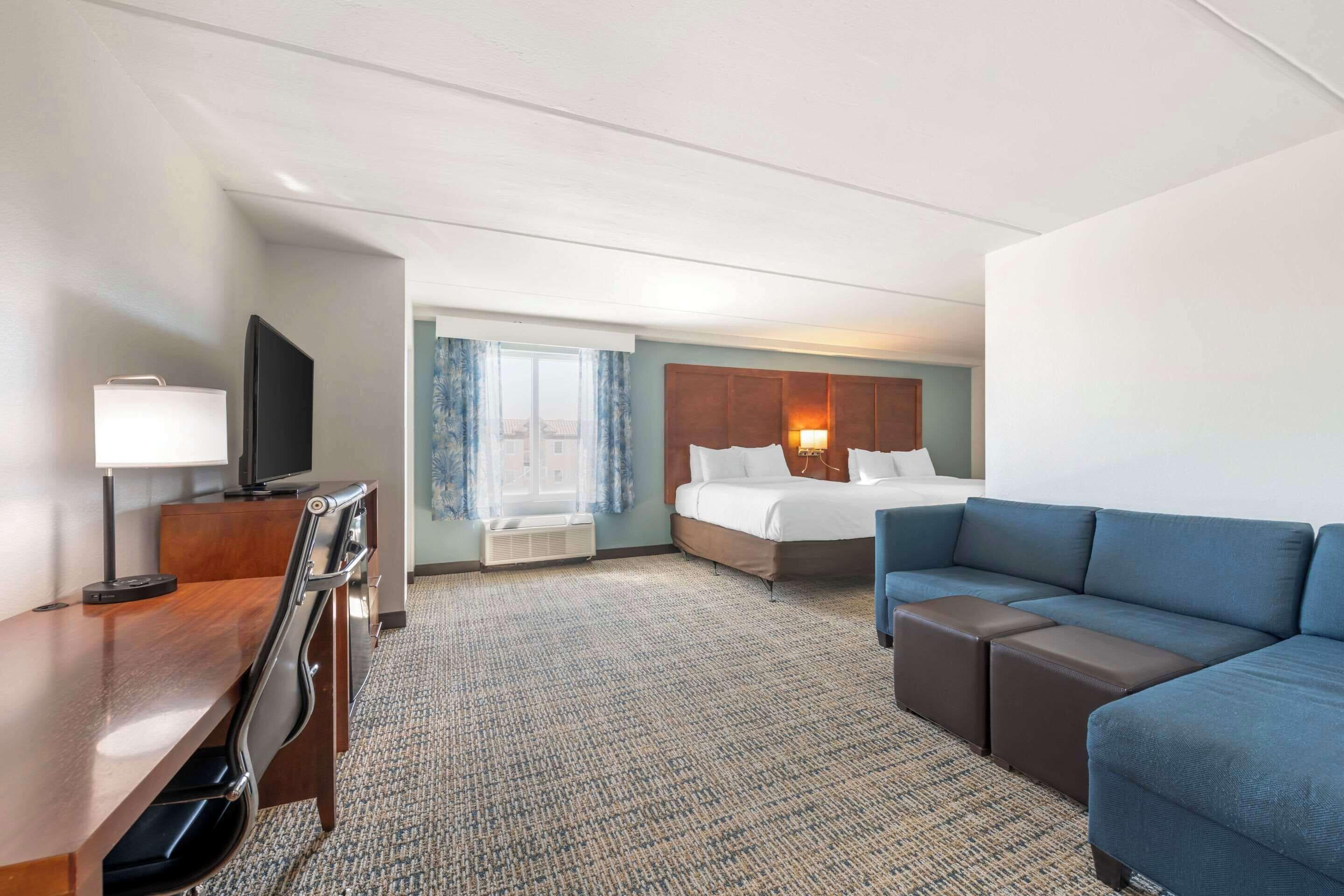 Queen Suite One-Person Sofa Bed Non-Smoking or Pet-Friendly