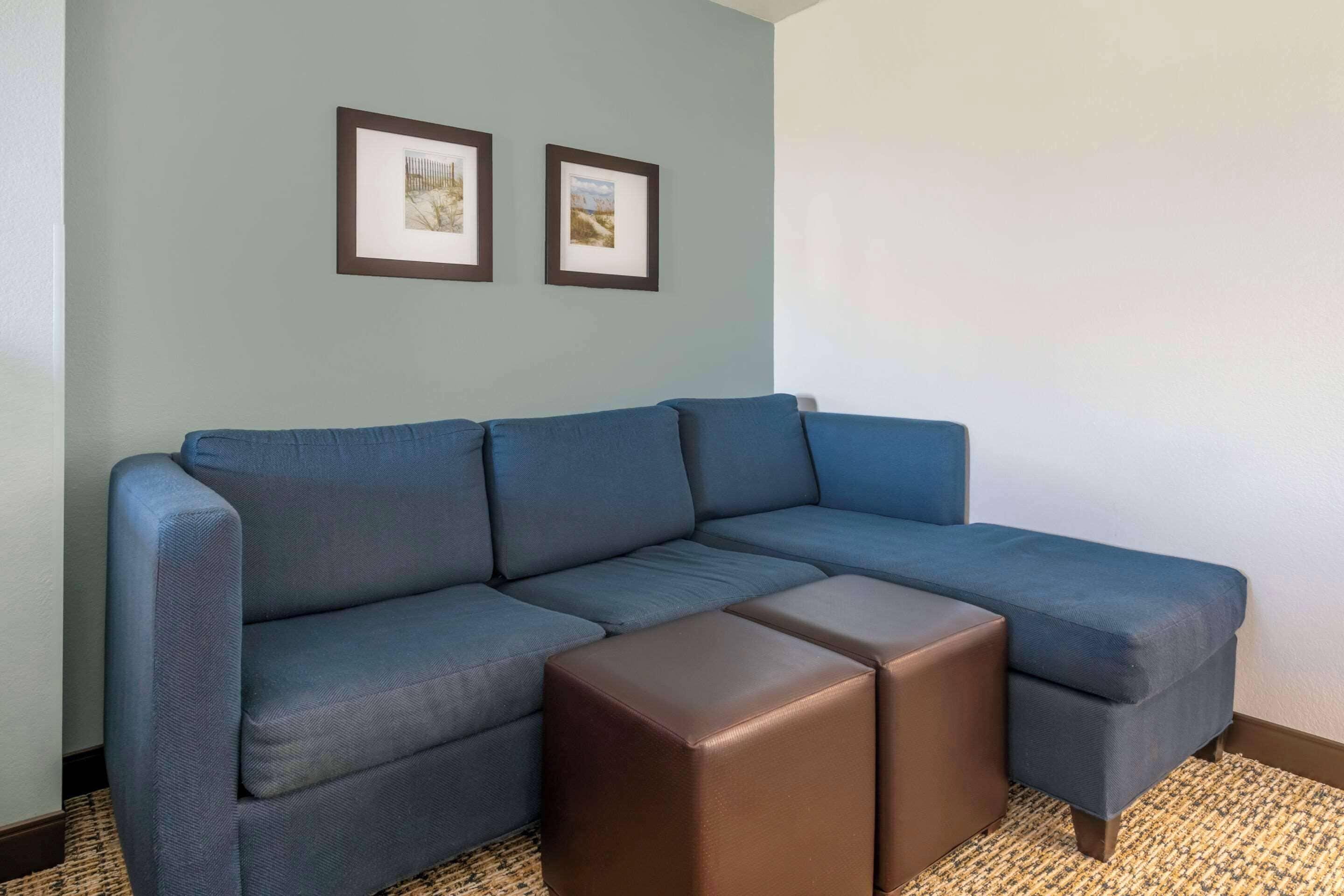 Queen Suite One-Person Sofa Bed Non-Smoking or Pet-Friendly