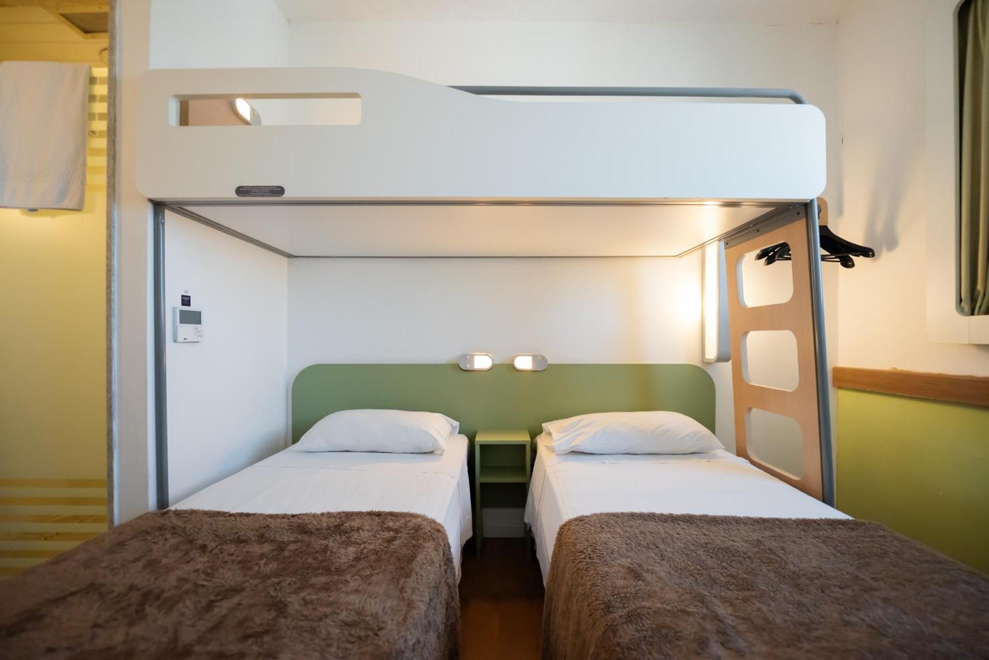 Standard room 2 twin beds 1 bunk bed
