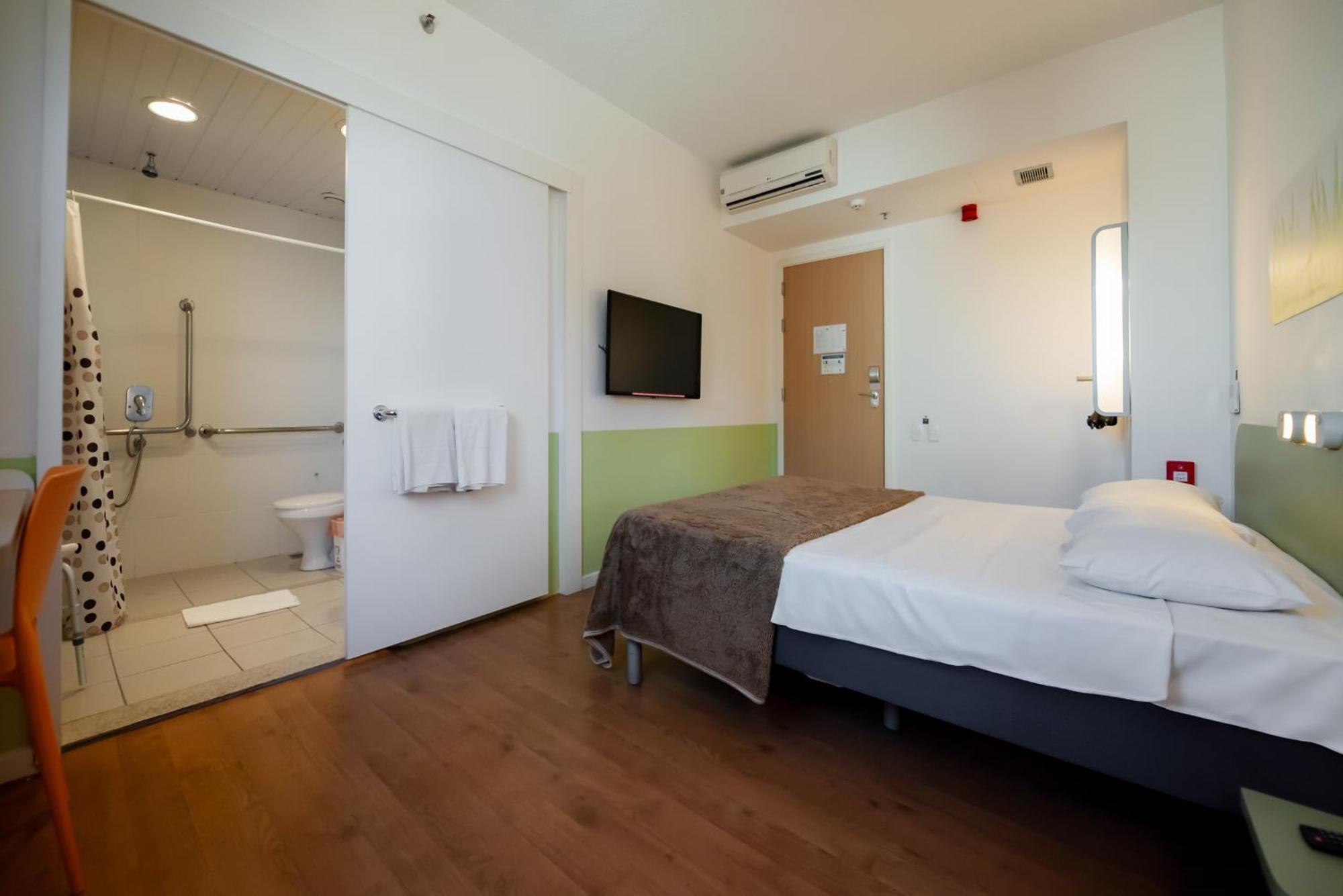 Standard Double Room Mobility Access