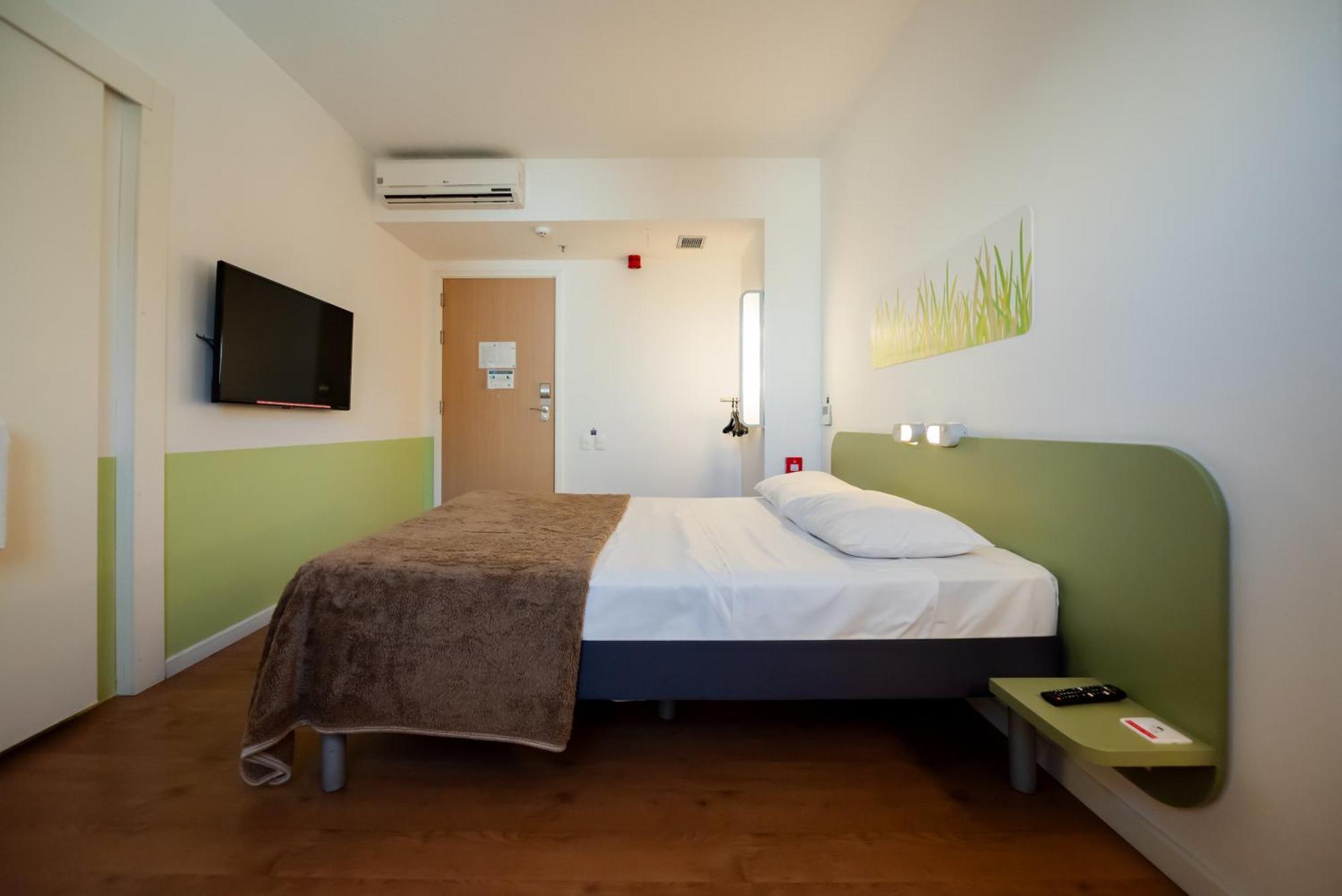 Standard Double Room Mobility Access