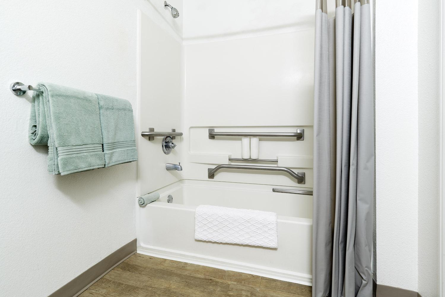 Premium Fully Renovated 1 Queen Bed Accessible w or Kitchen