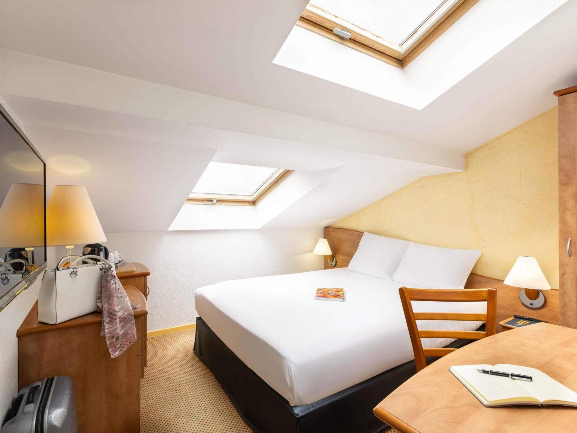 Chambre Classique Mansardée avec Lit Double