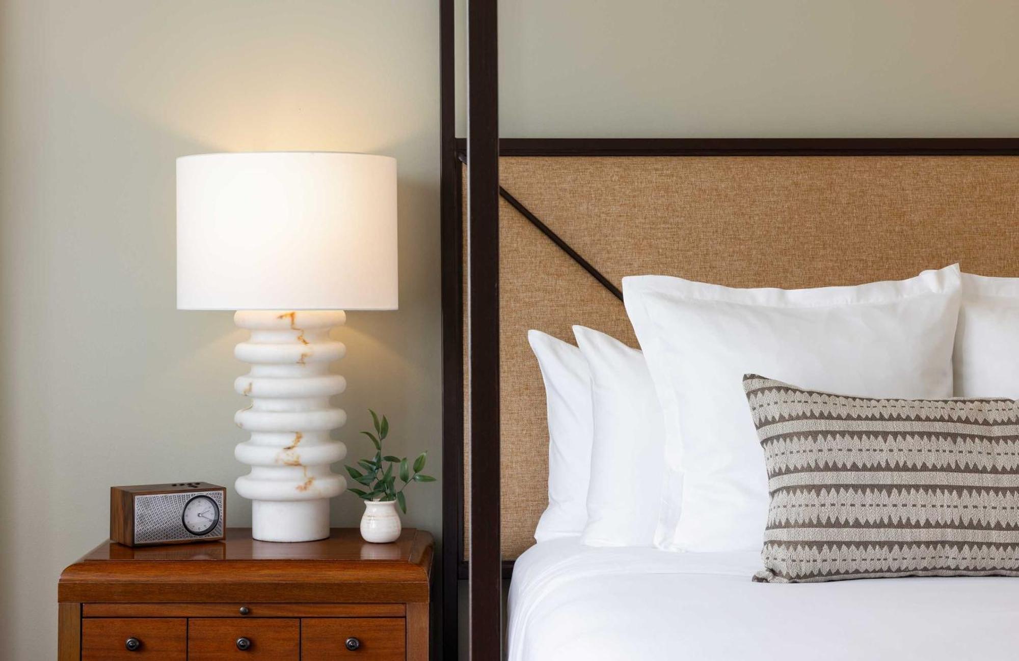 Premier Riverview Room – 1 King Bed