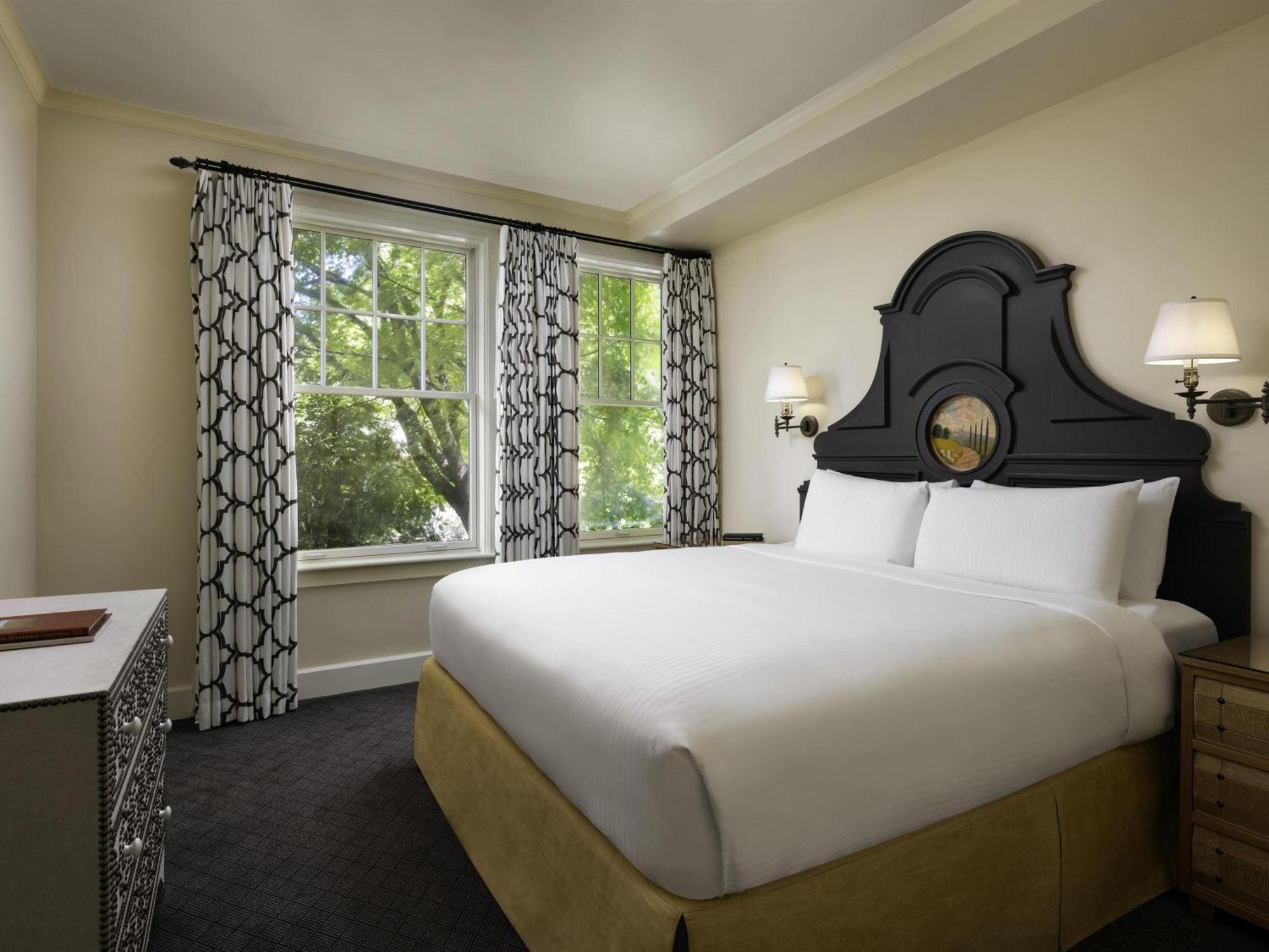 Signature One-Bedroom King Suite Sofa Bed Fireplace Patio or Balcony Jacuzzi Garden View,1770892019:JPEG