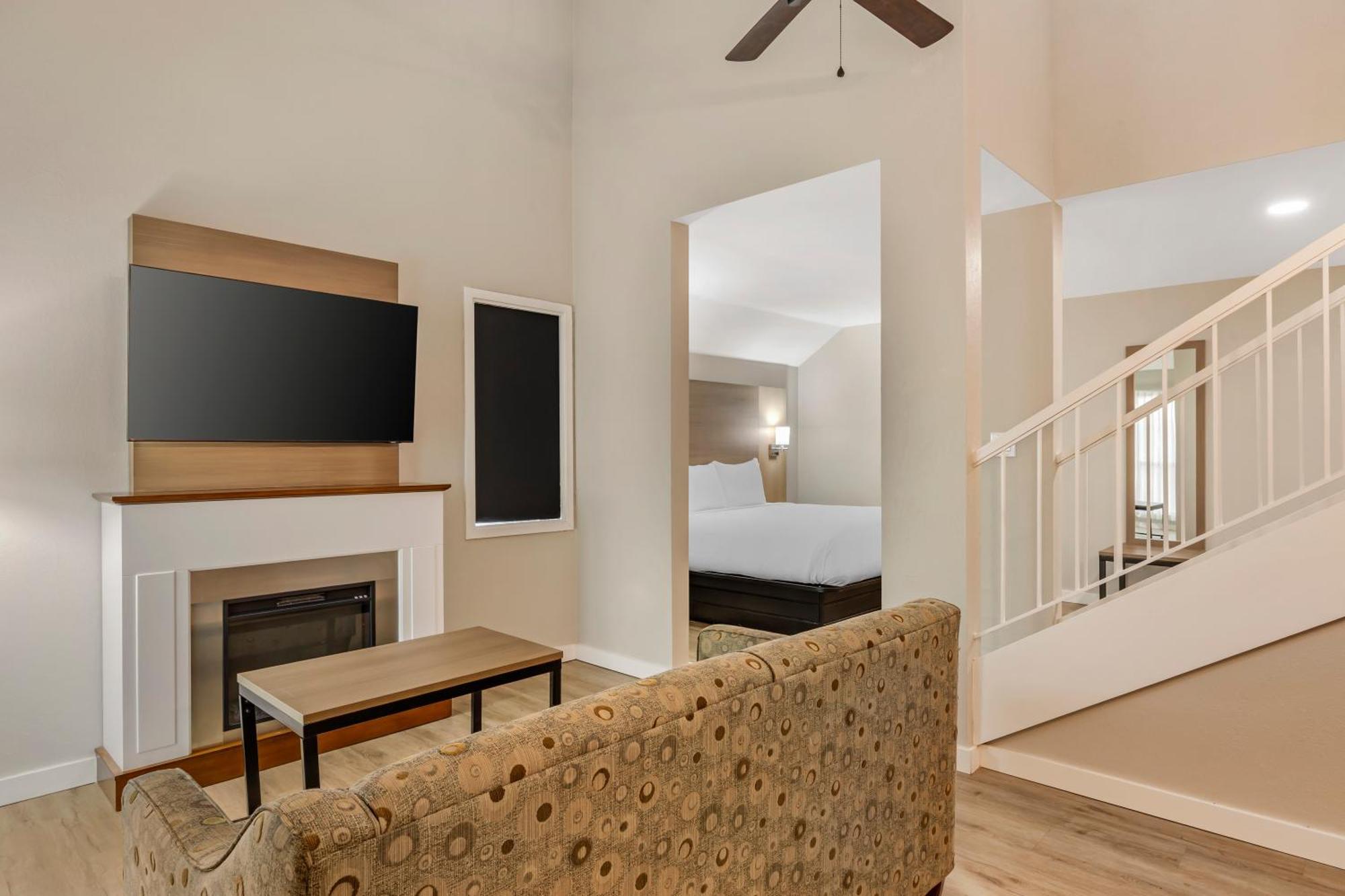 Deluxe Suite 2 King Beds Sofa Bed Top Floor or Non Smoking