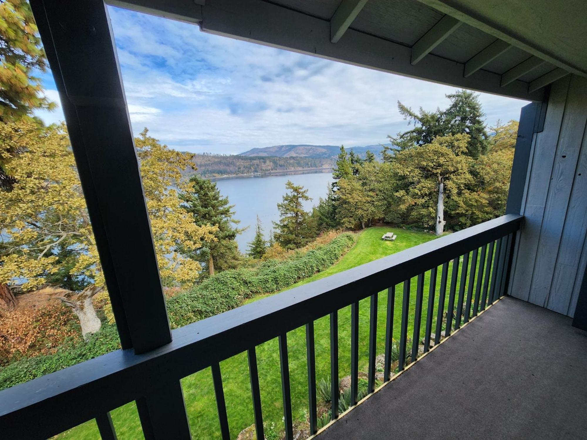 2 Queen Beds River View Balcony Pet Friendly
