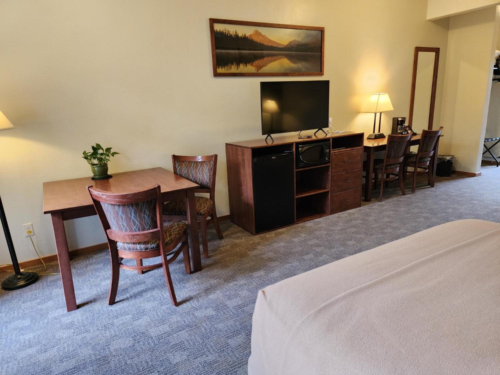 2 Queen Beds Courtyard View No Pets