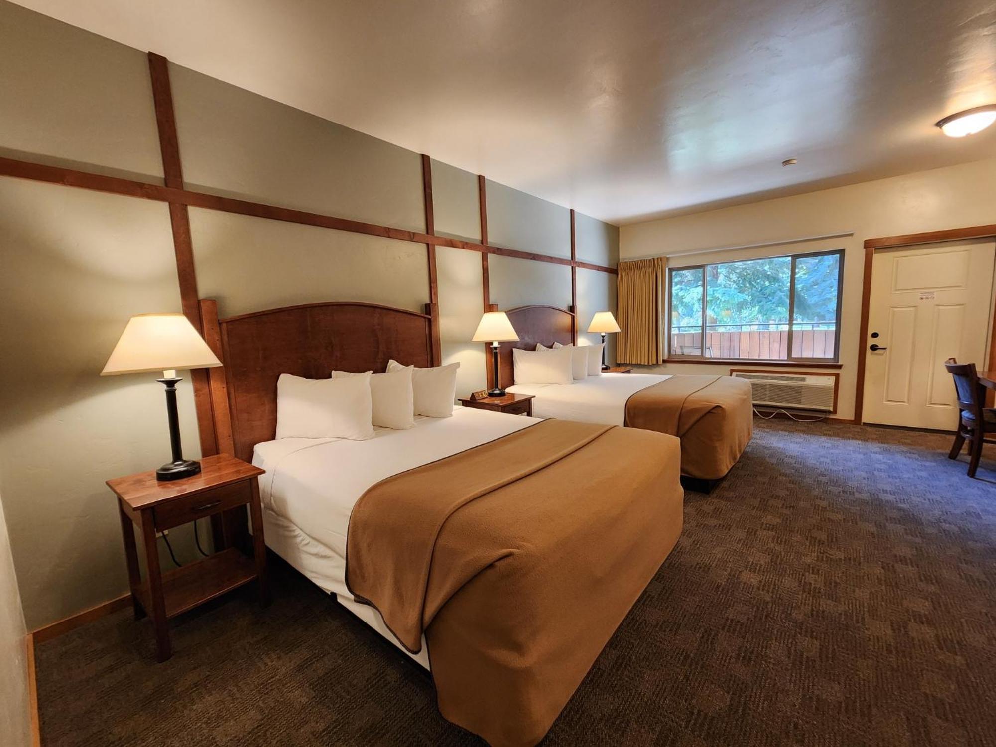 2 Queen Beds Courtyard View No Pets