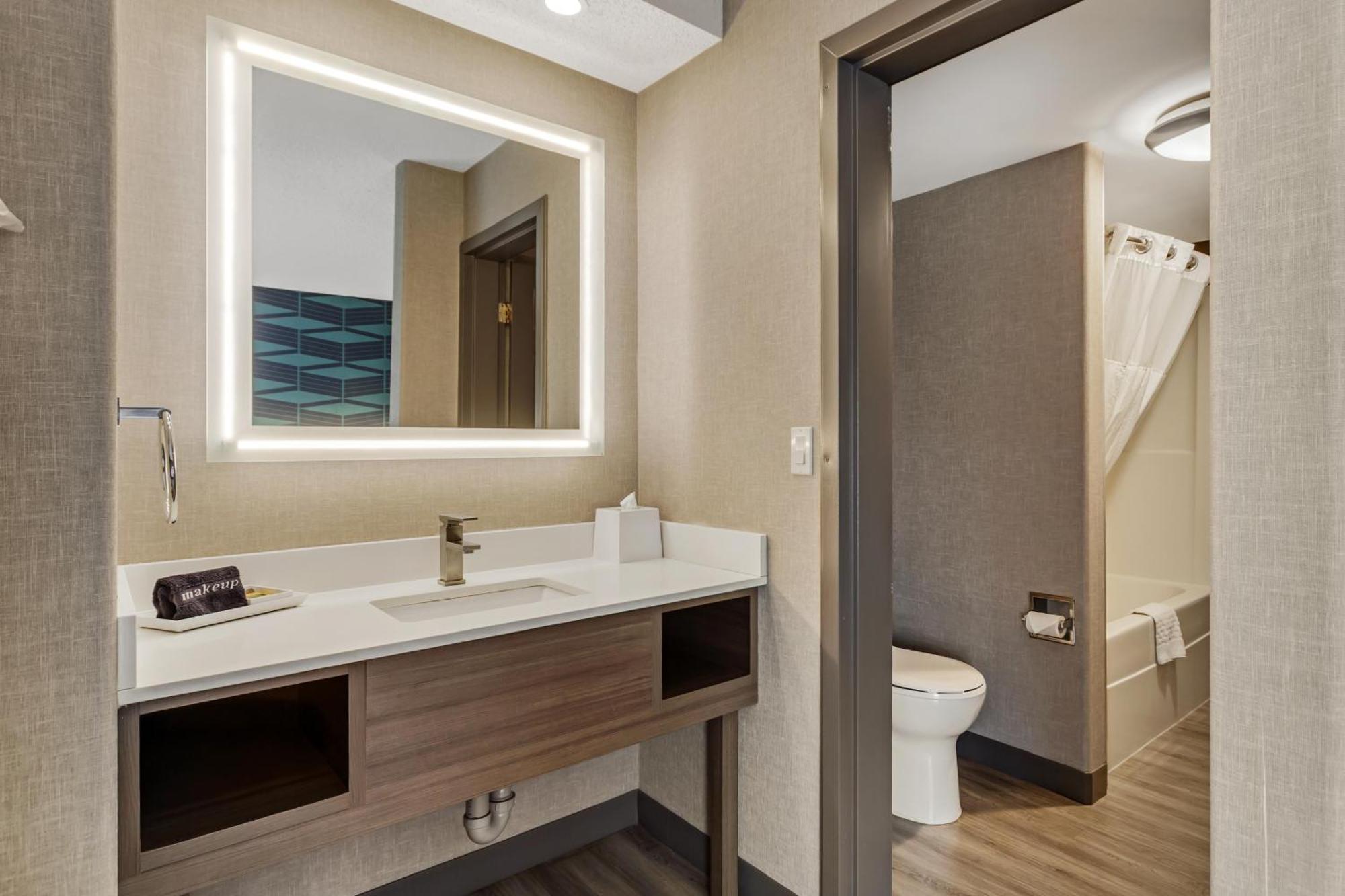 King Room Bath Tub Disability Access or Non-Smoking