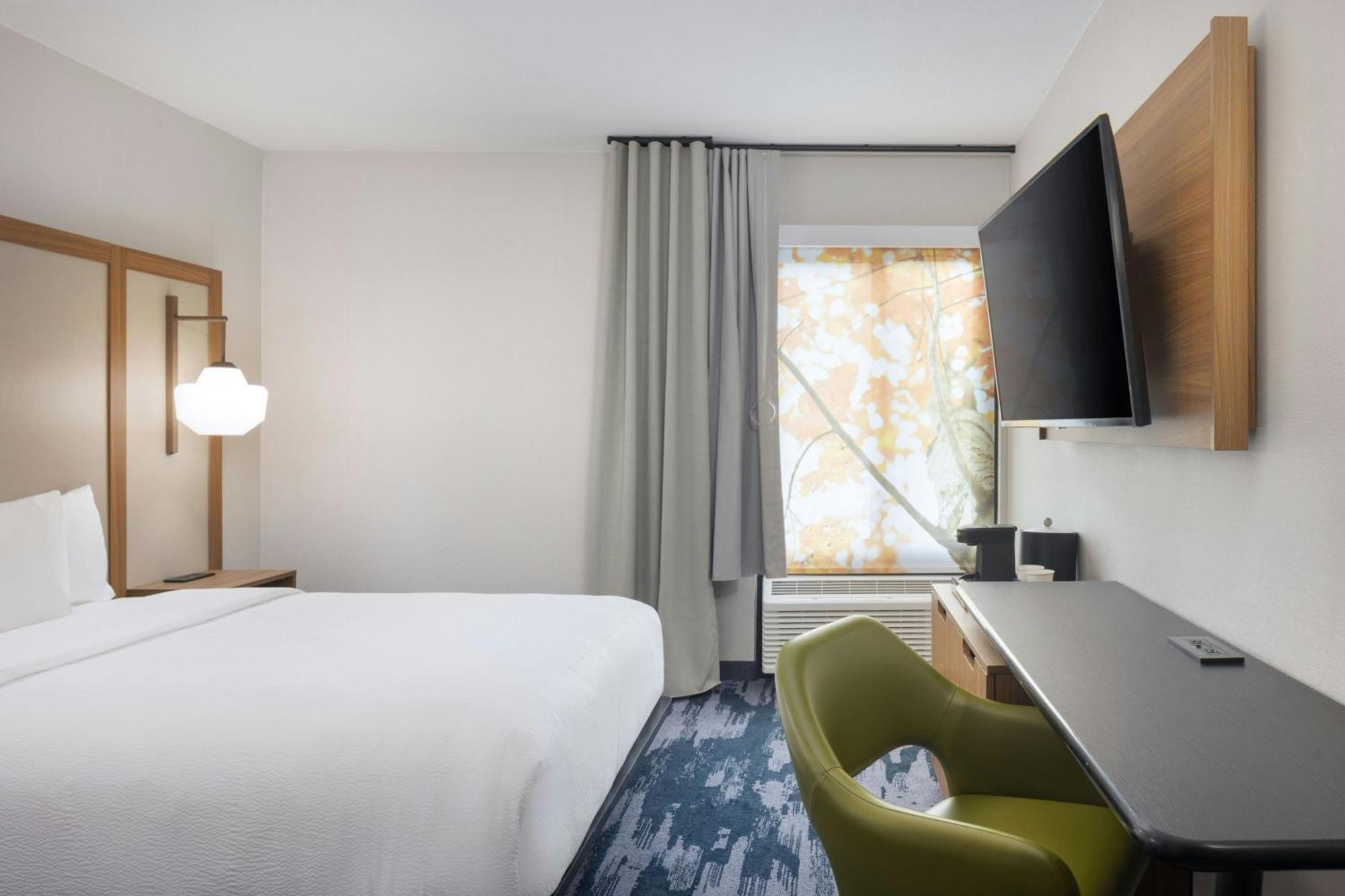 Queen Room Bathtub Mobility Access or Hearing Accessible