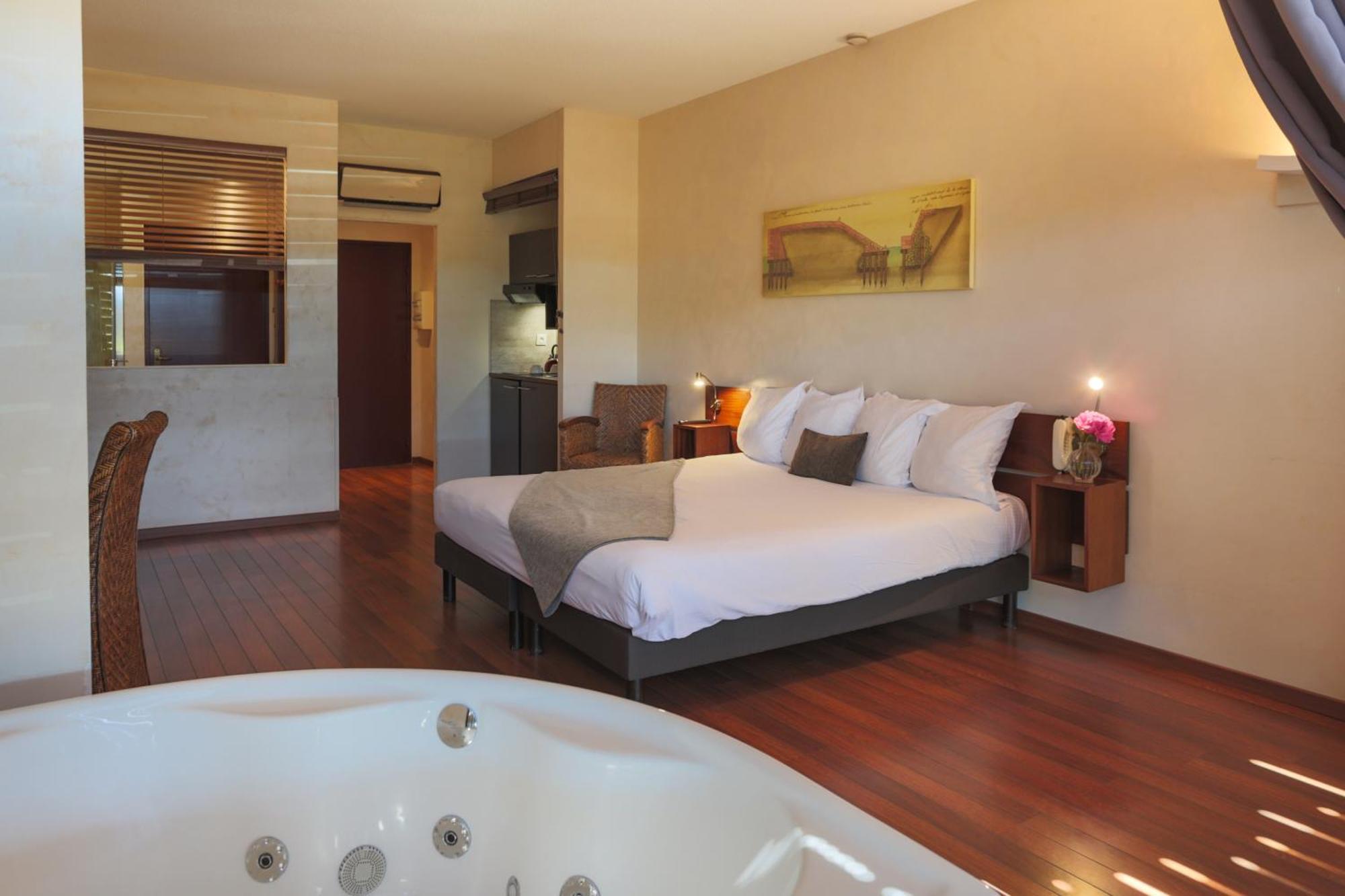 Suite Spa Bath Kitchenette