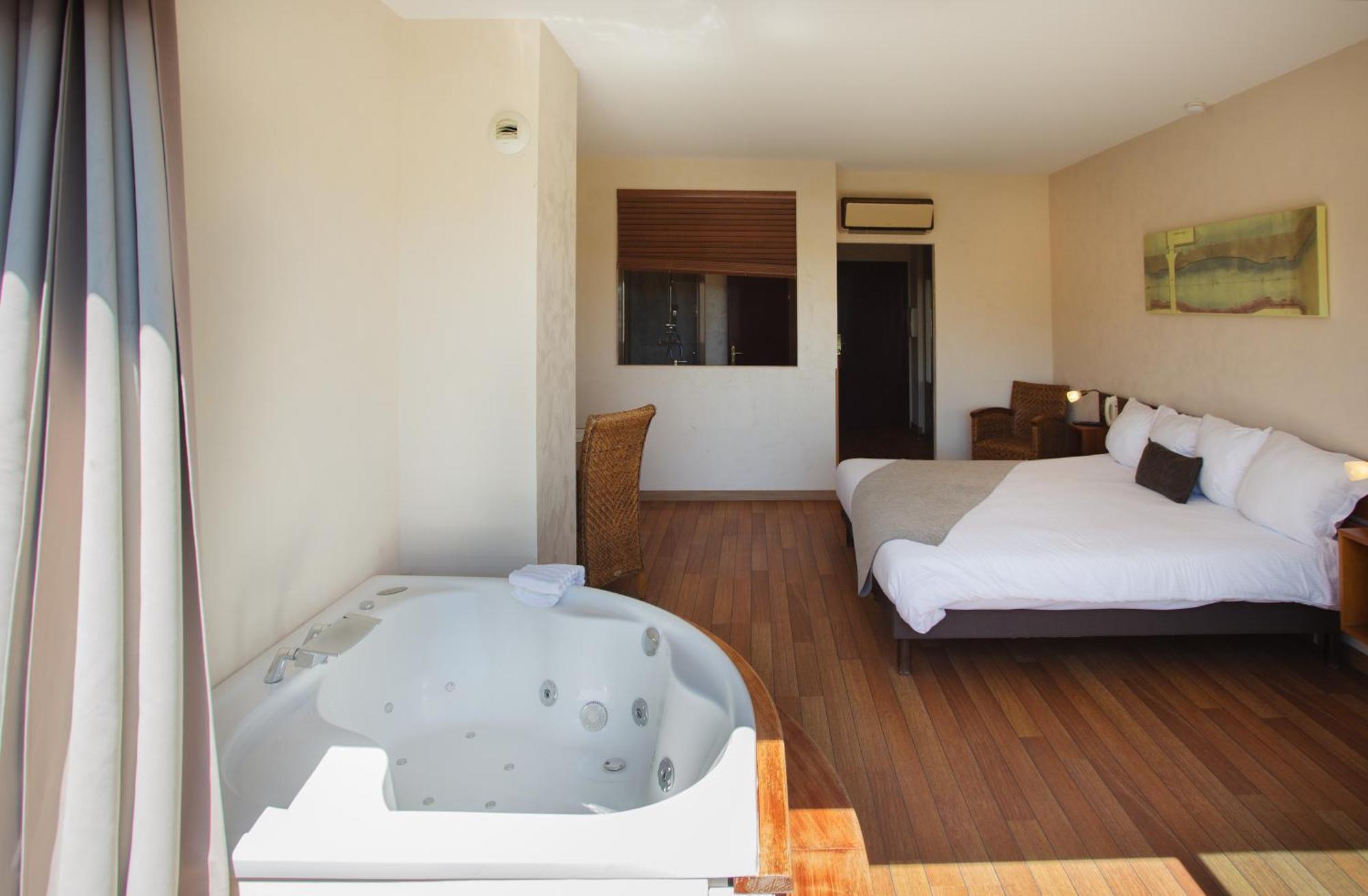 Suite Spa Bath Kitchenette