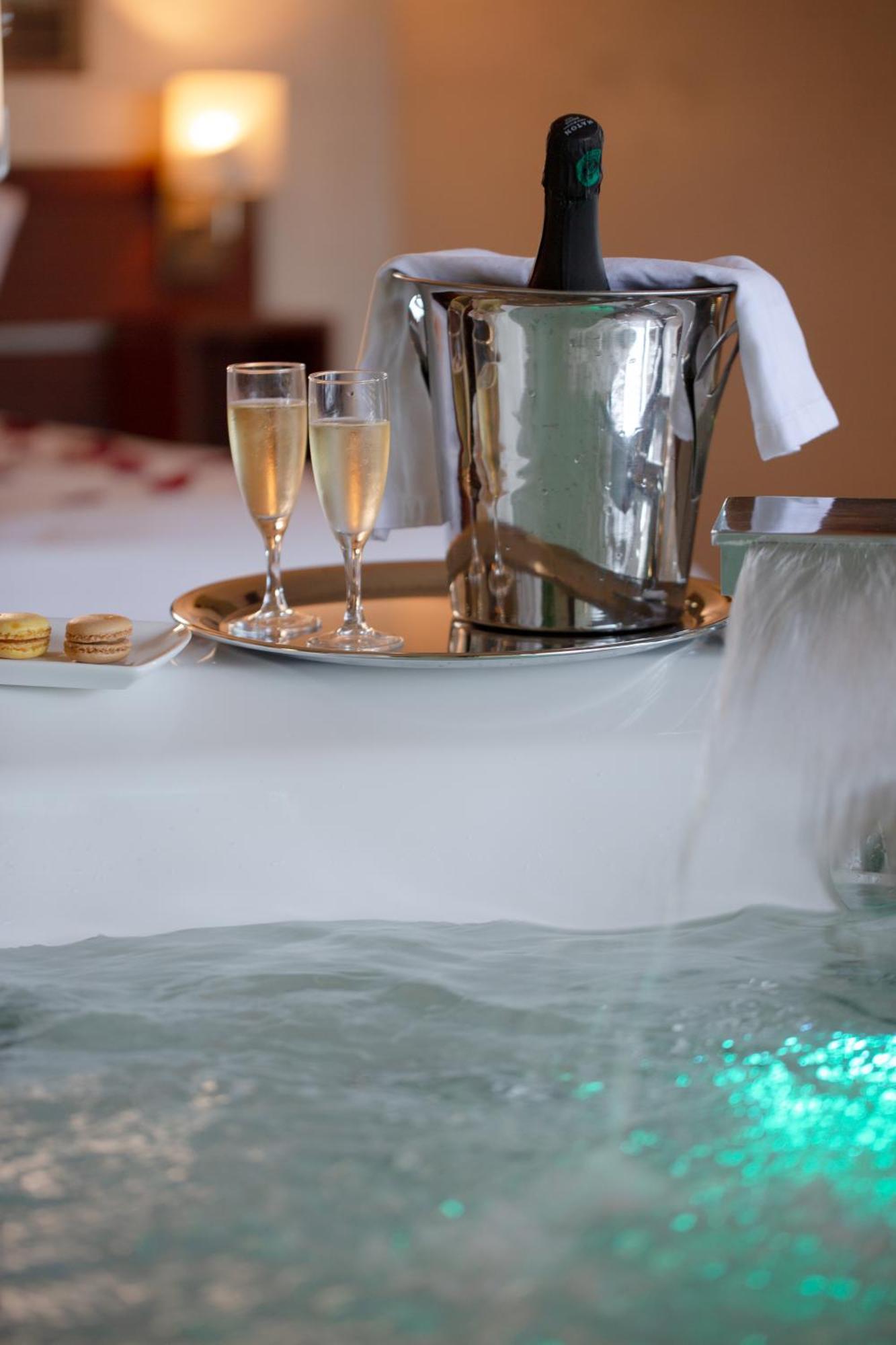 Suite Spa Bath Kitchenette