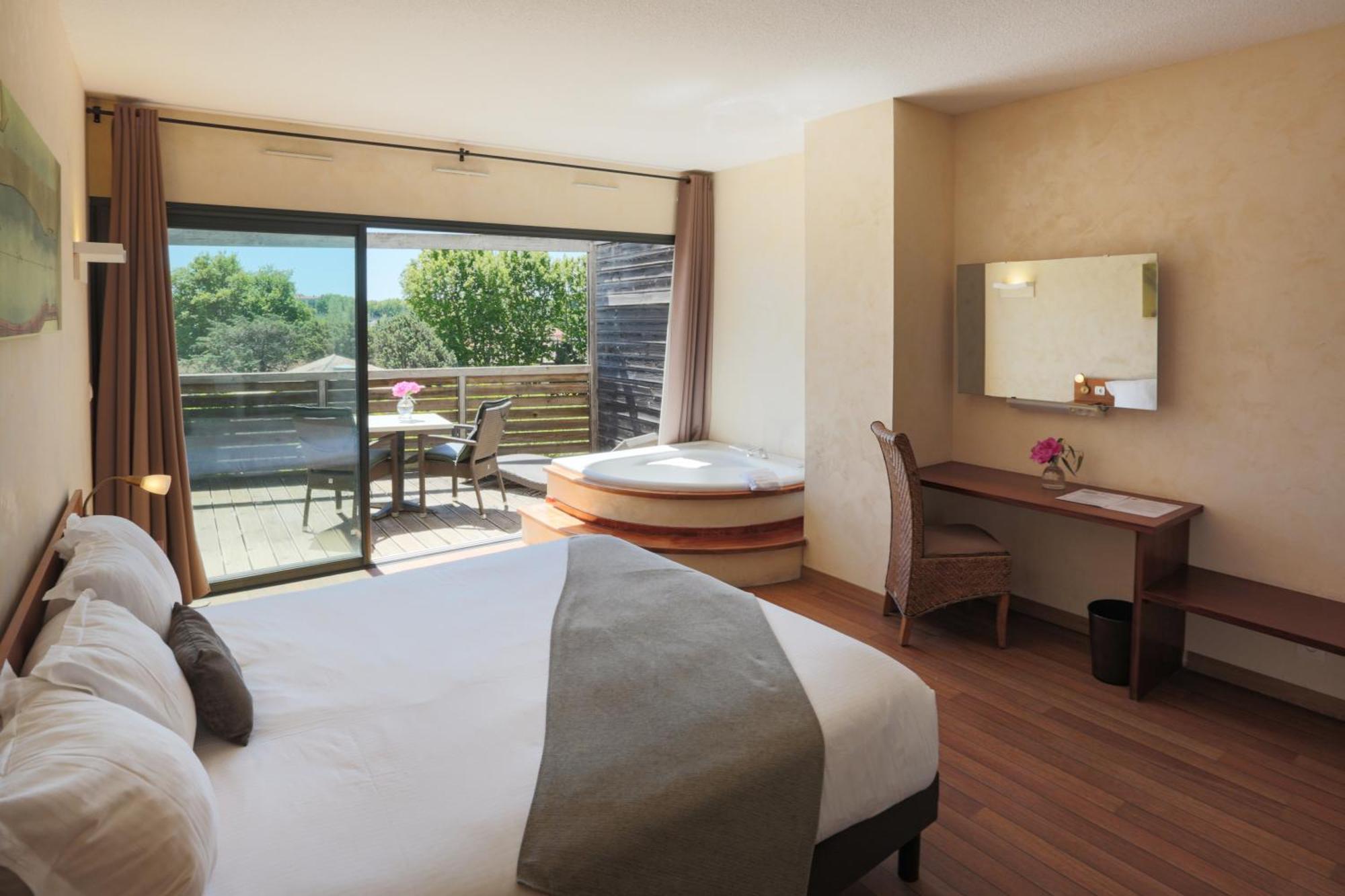Suite Spa Bath Kitchenette