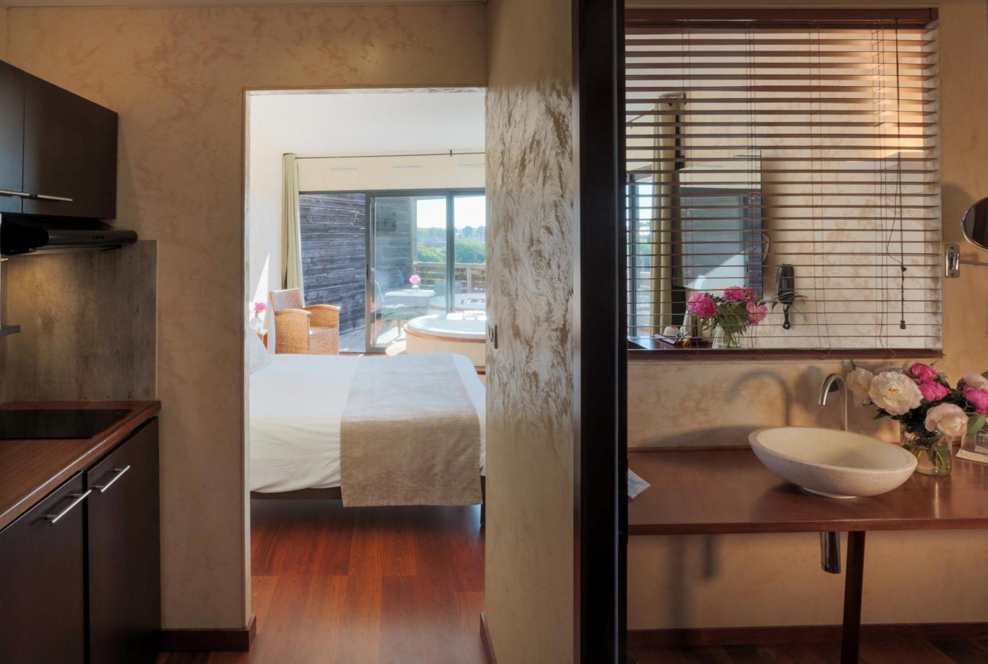 Suite Spa Bath Kitchenette