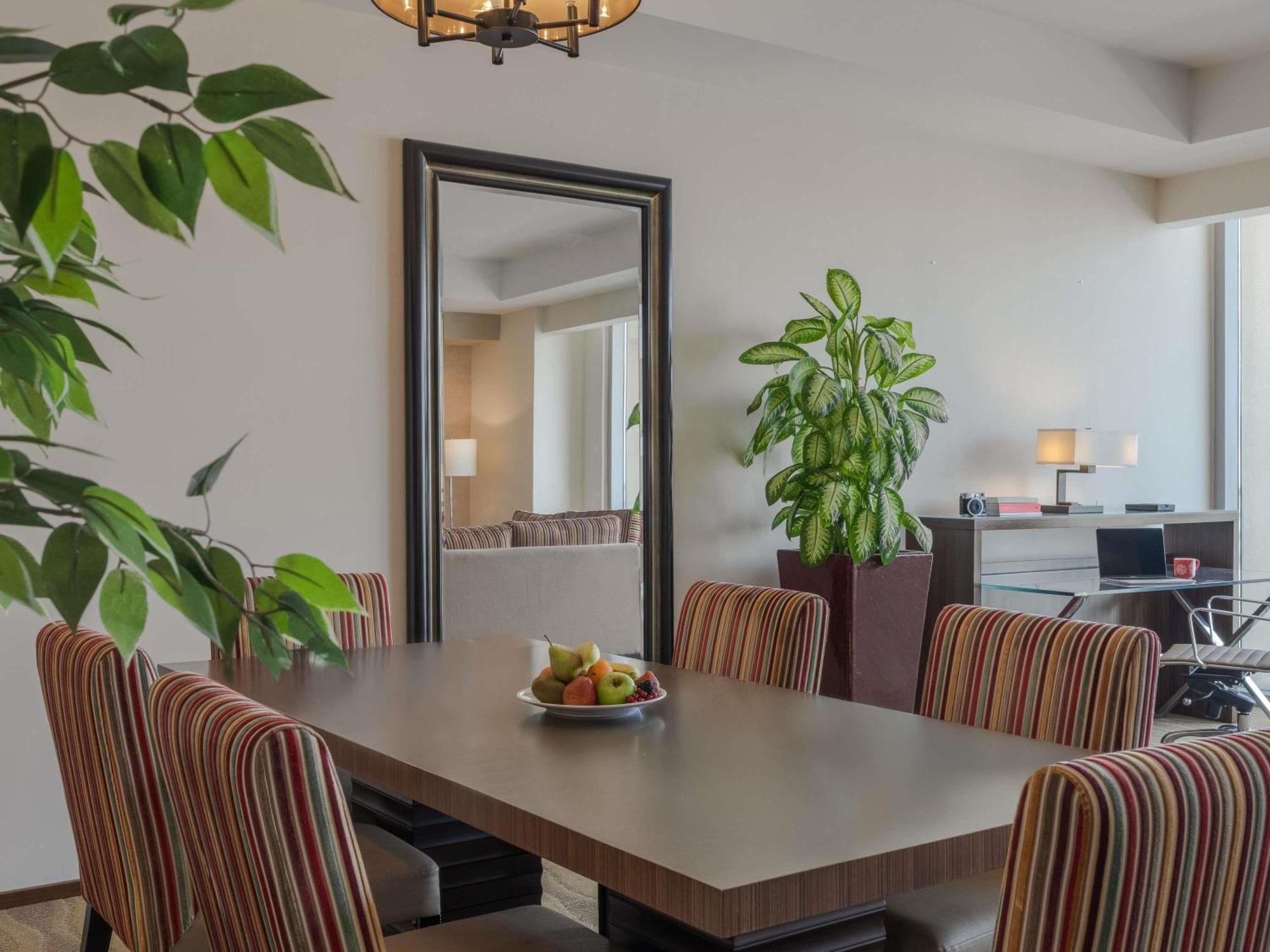One-Bedroom Premium Apartment Burj Khalifa Creek View