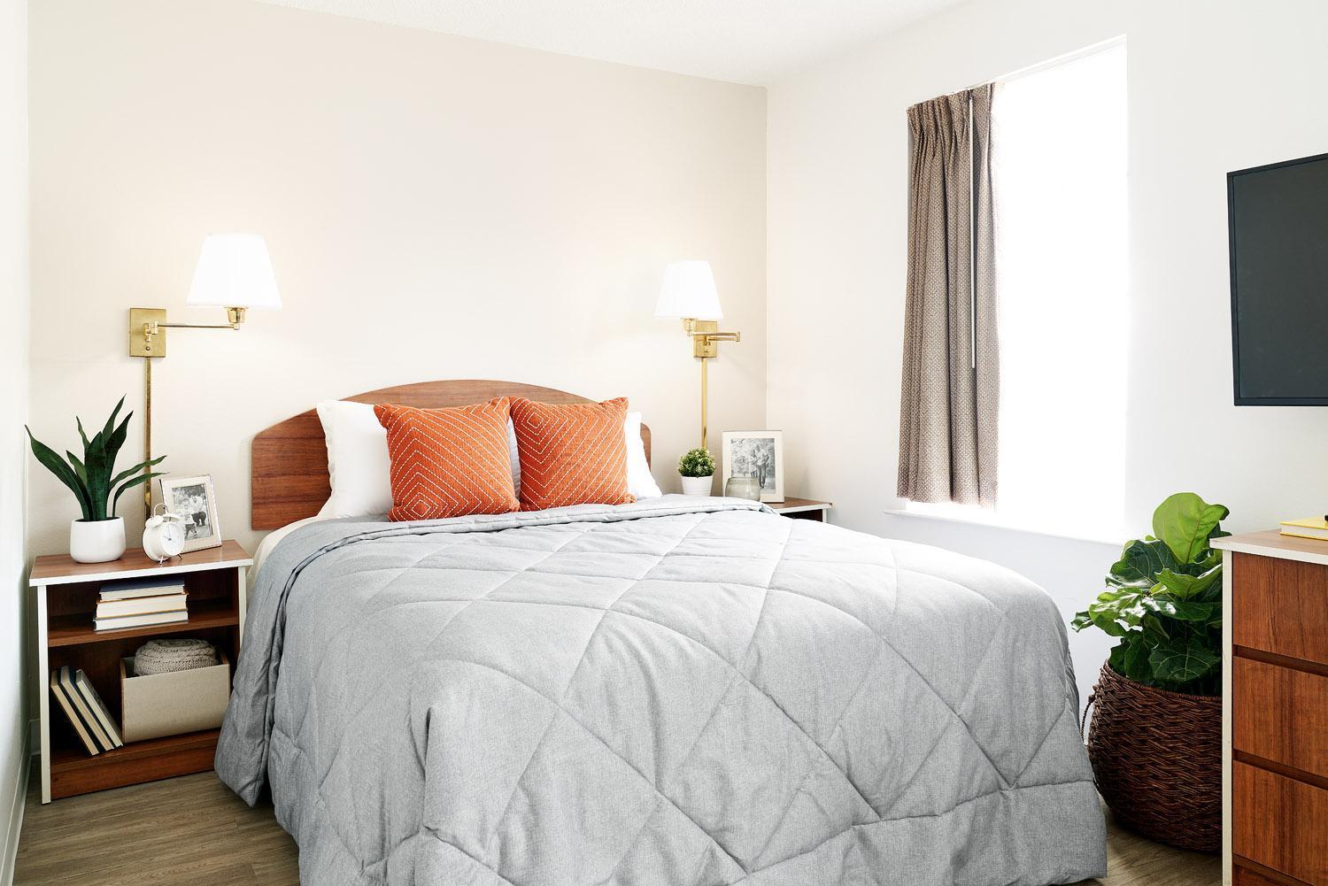 Traditional 1 Queen Bed Studio w or Kitchen