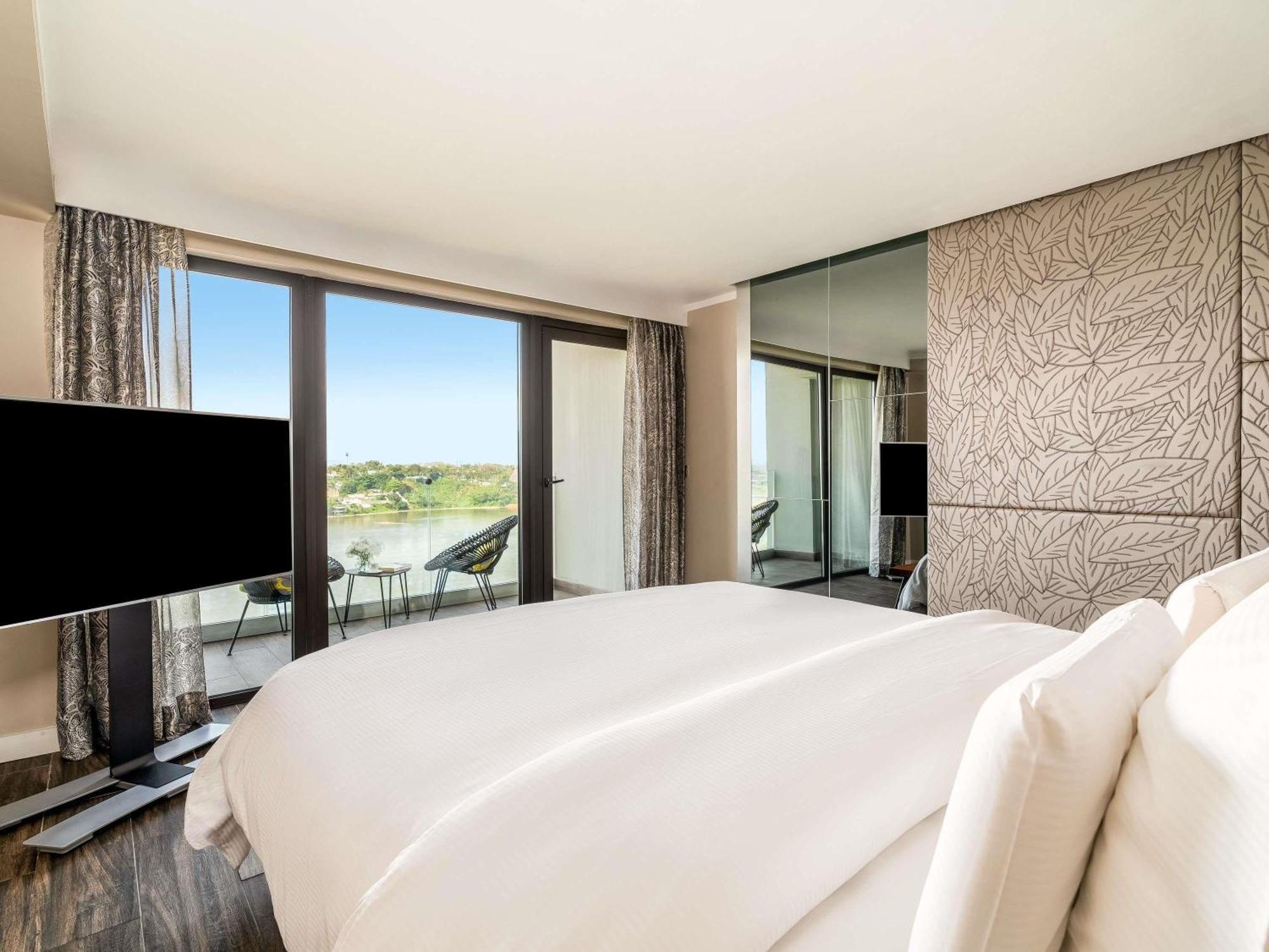 Superior King Room City View