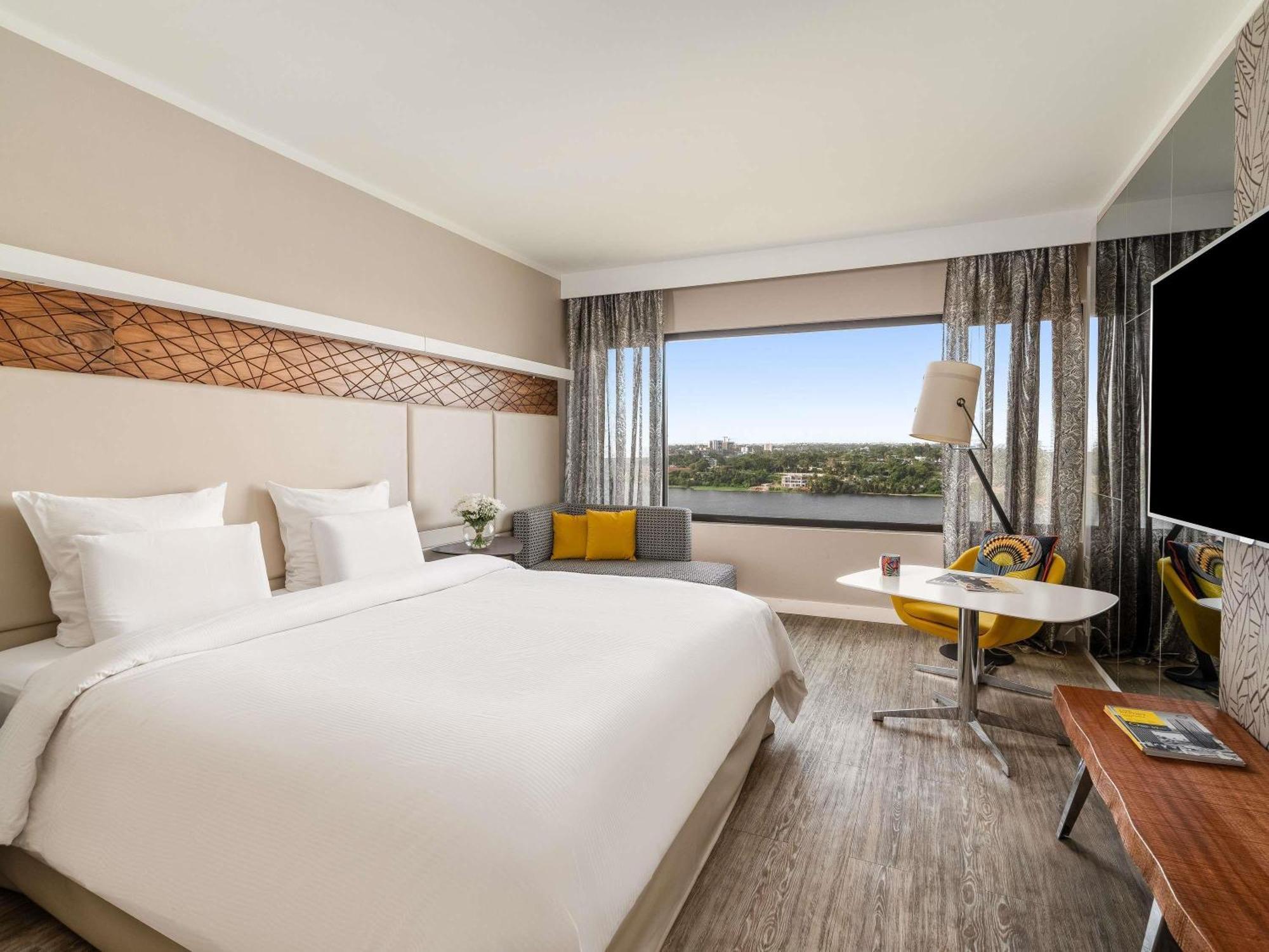 Superior King Room City View