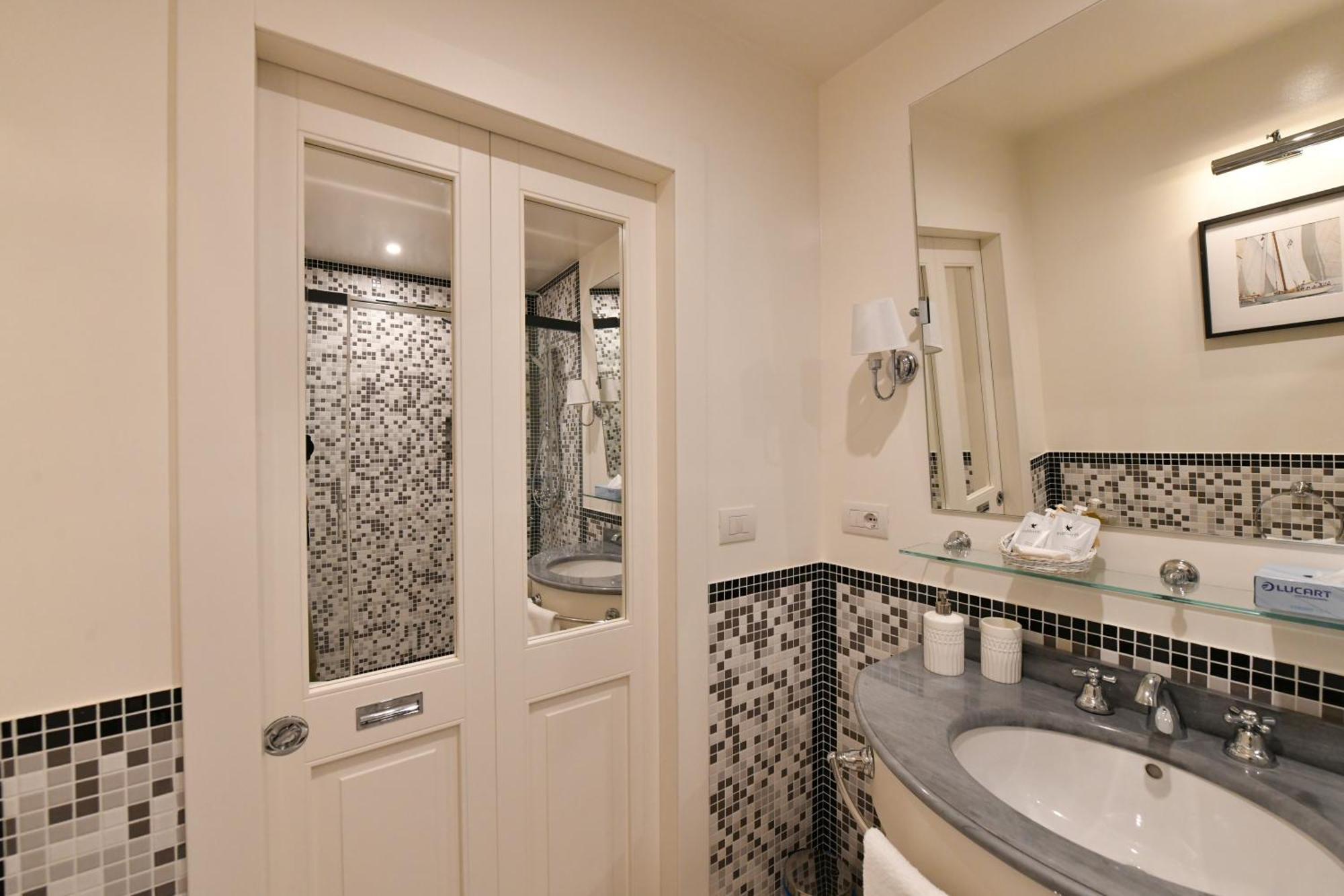 Superior Double or Twin Room Lateral Sea View