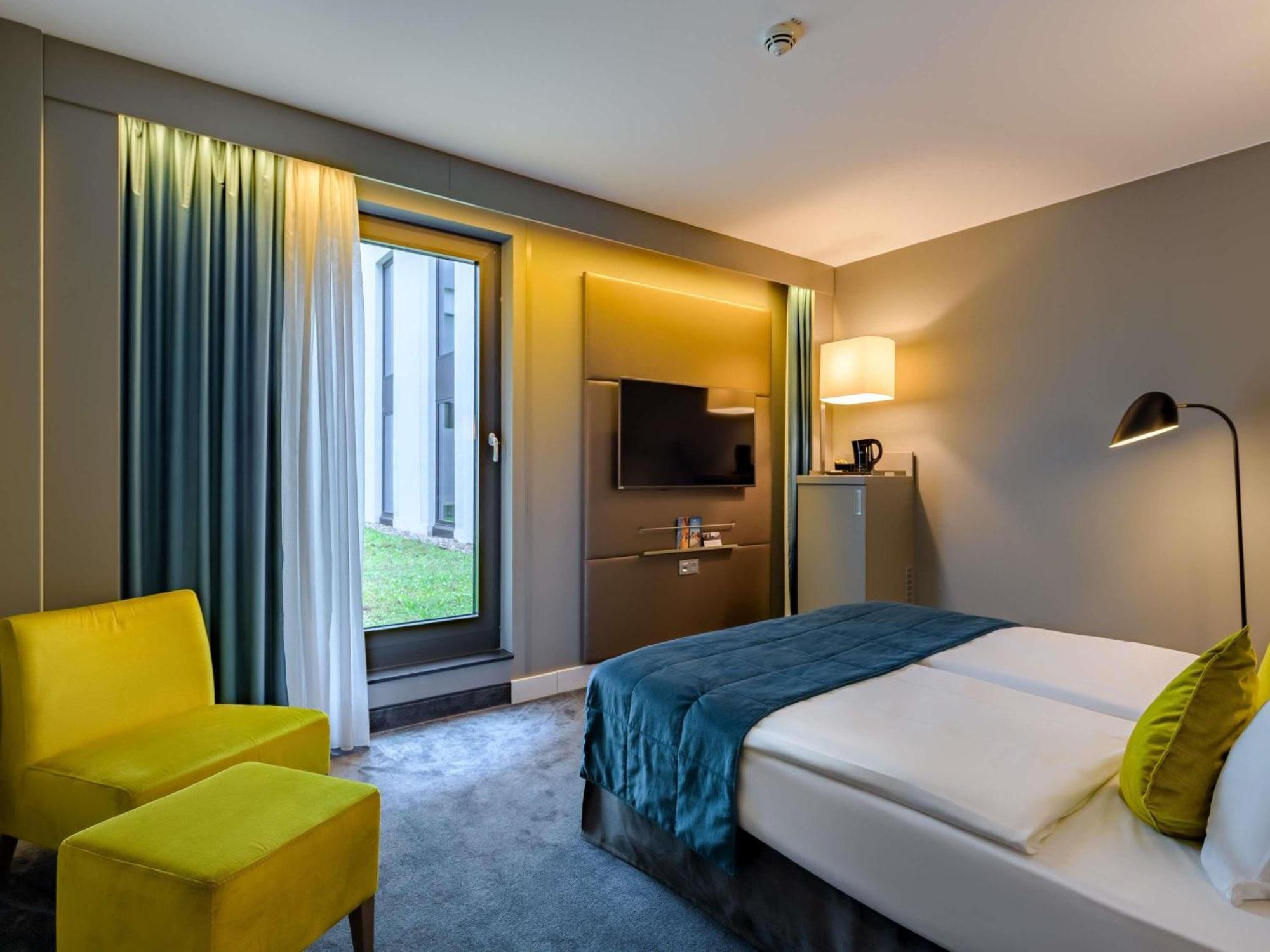 Standard Queen Room Accessible Bathroom