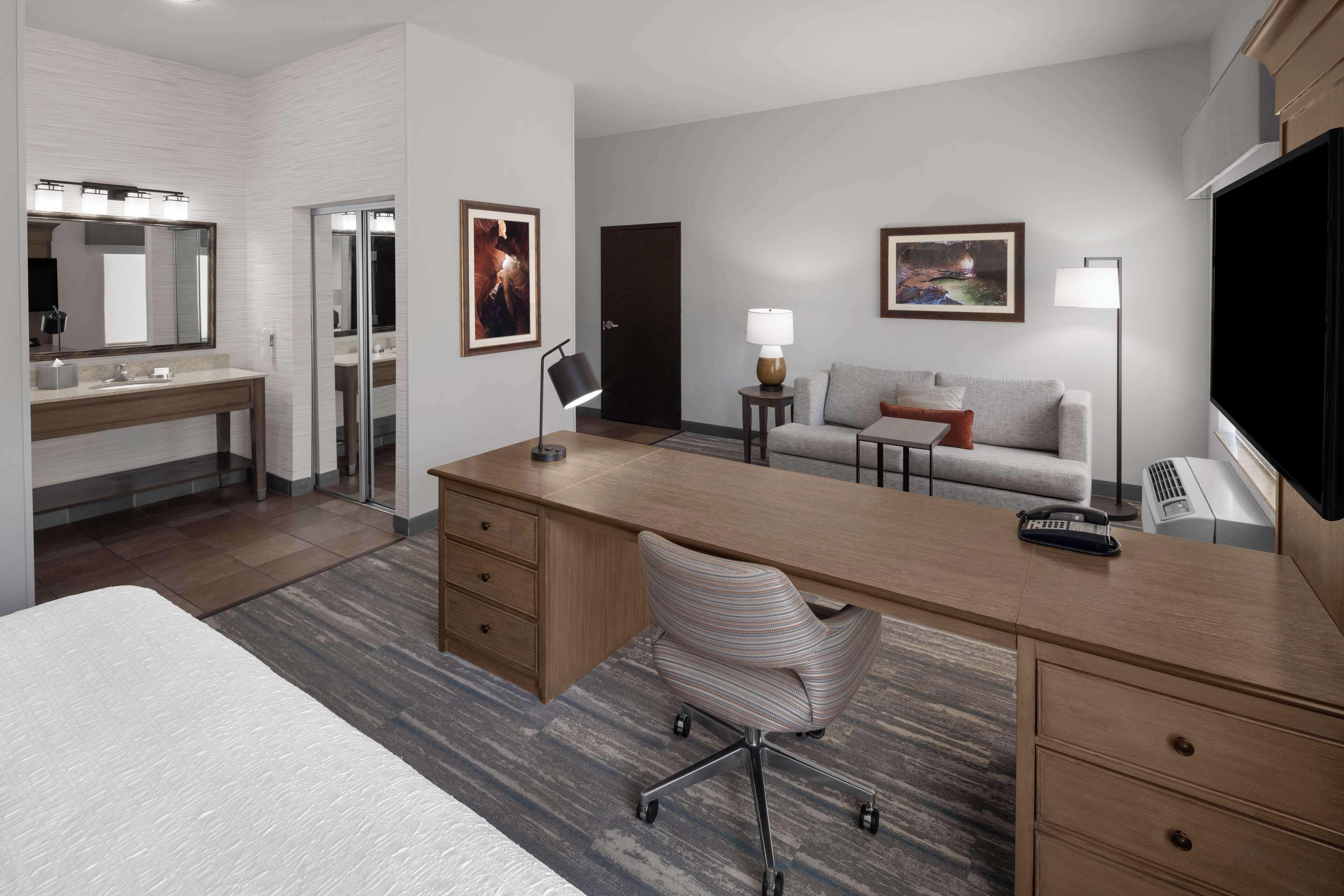 King Suite Hearing Access or Non-Smoking