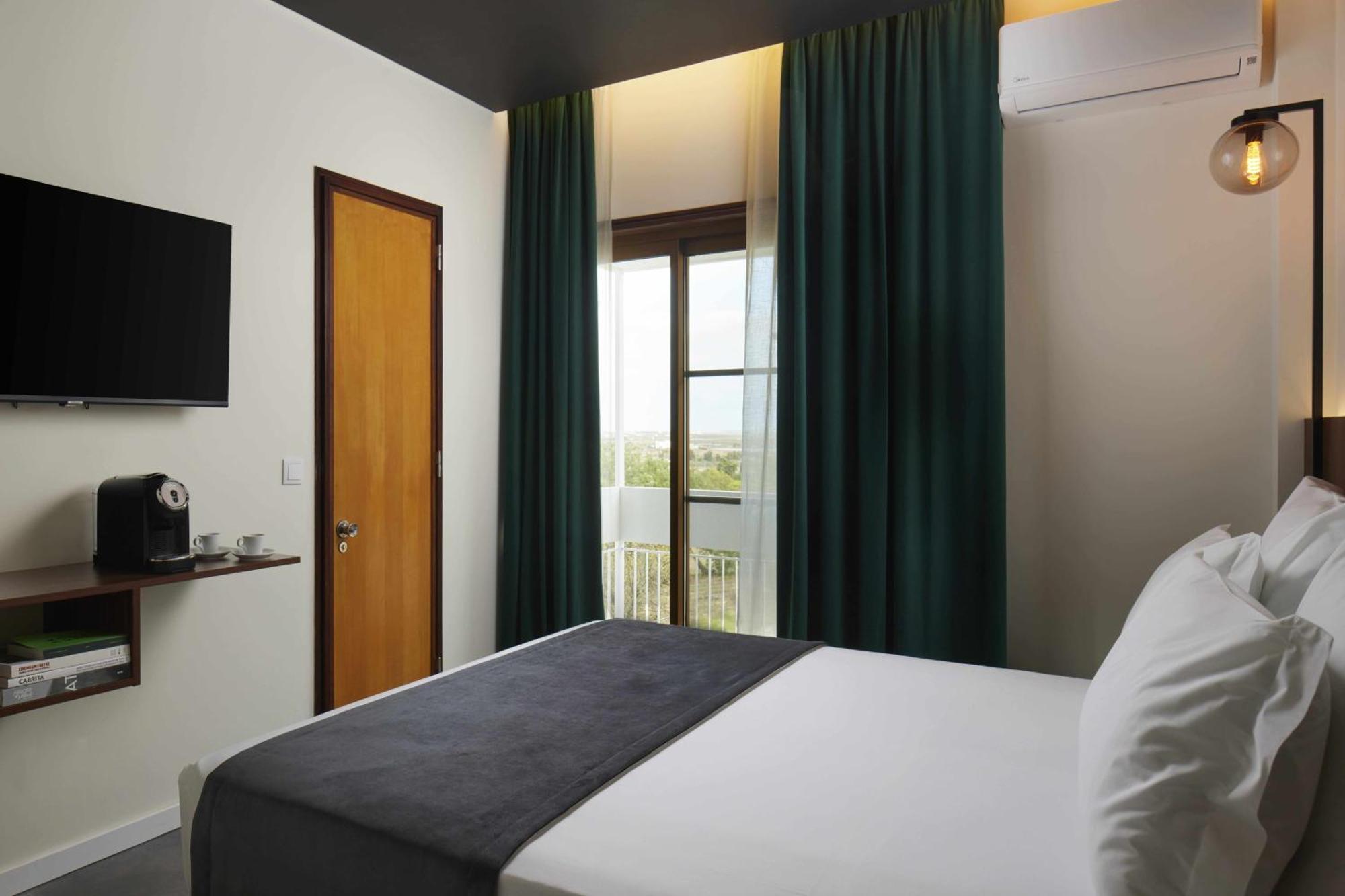 Habitación con cama grande