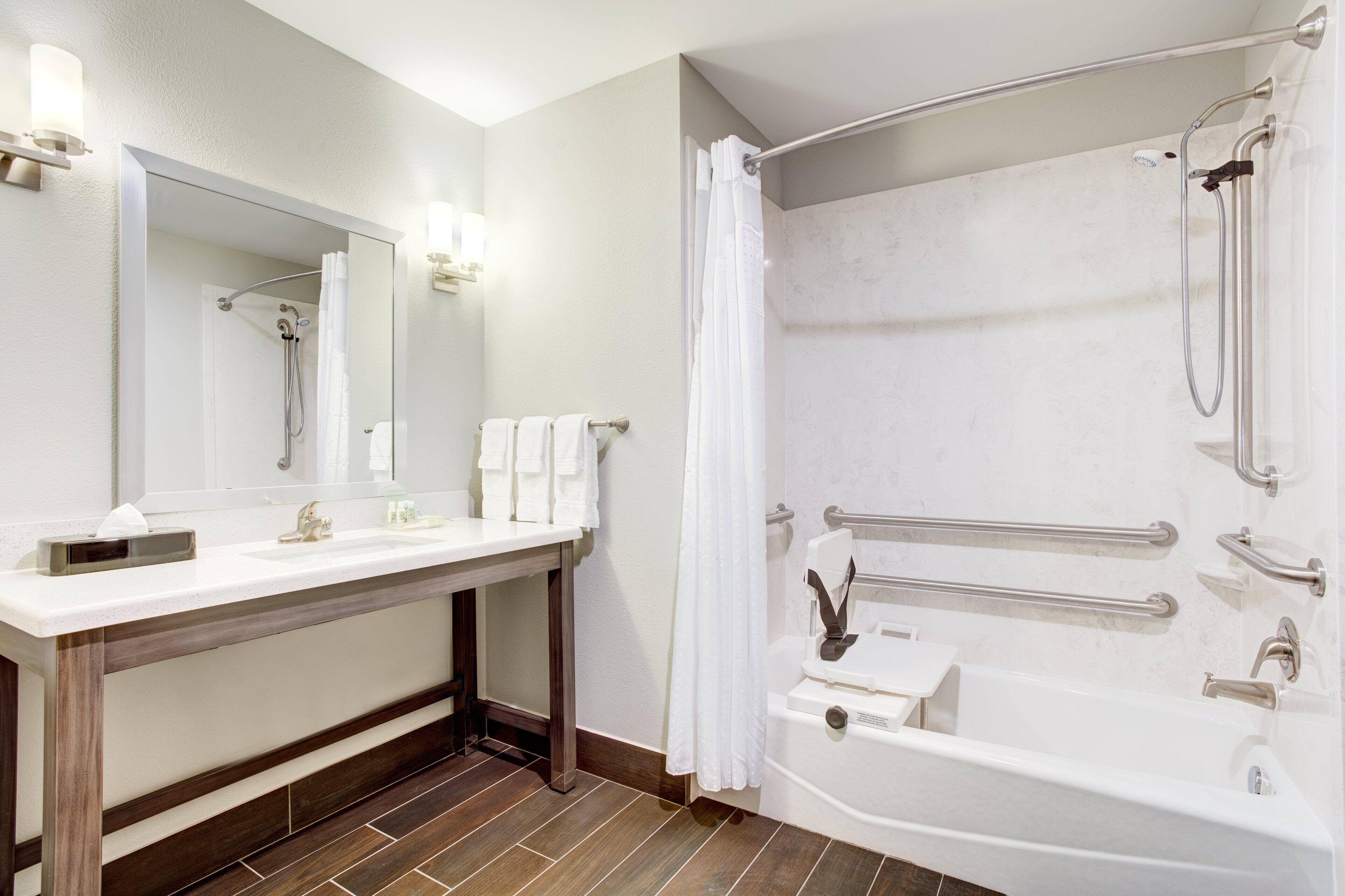 Deluxe Twin Room Accessible Trans Shower Non-Smoking