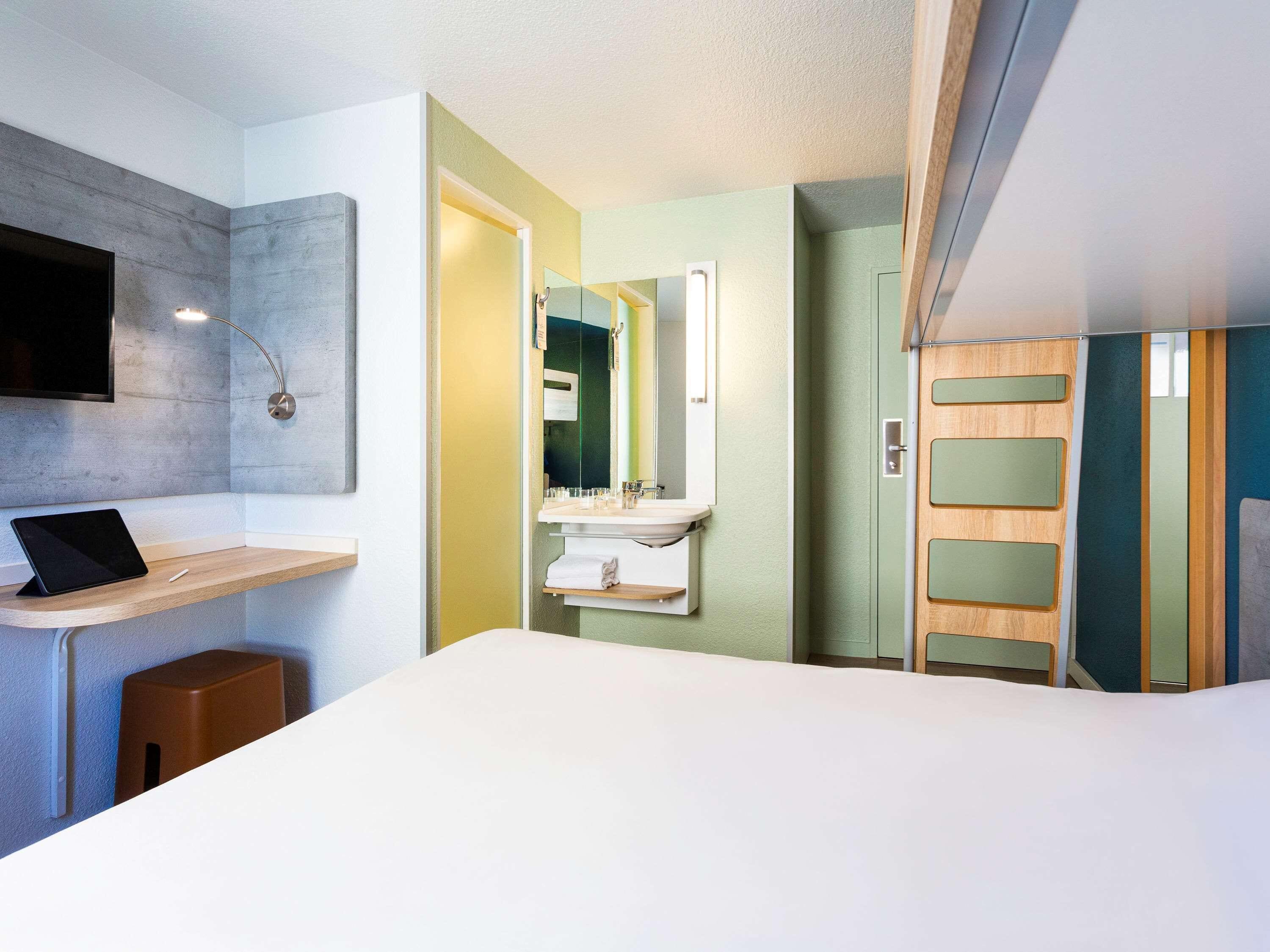 Room One Queen Bed One Bunk Bed
