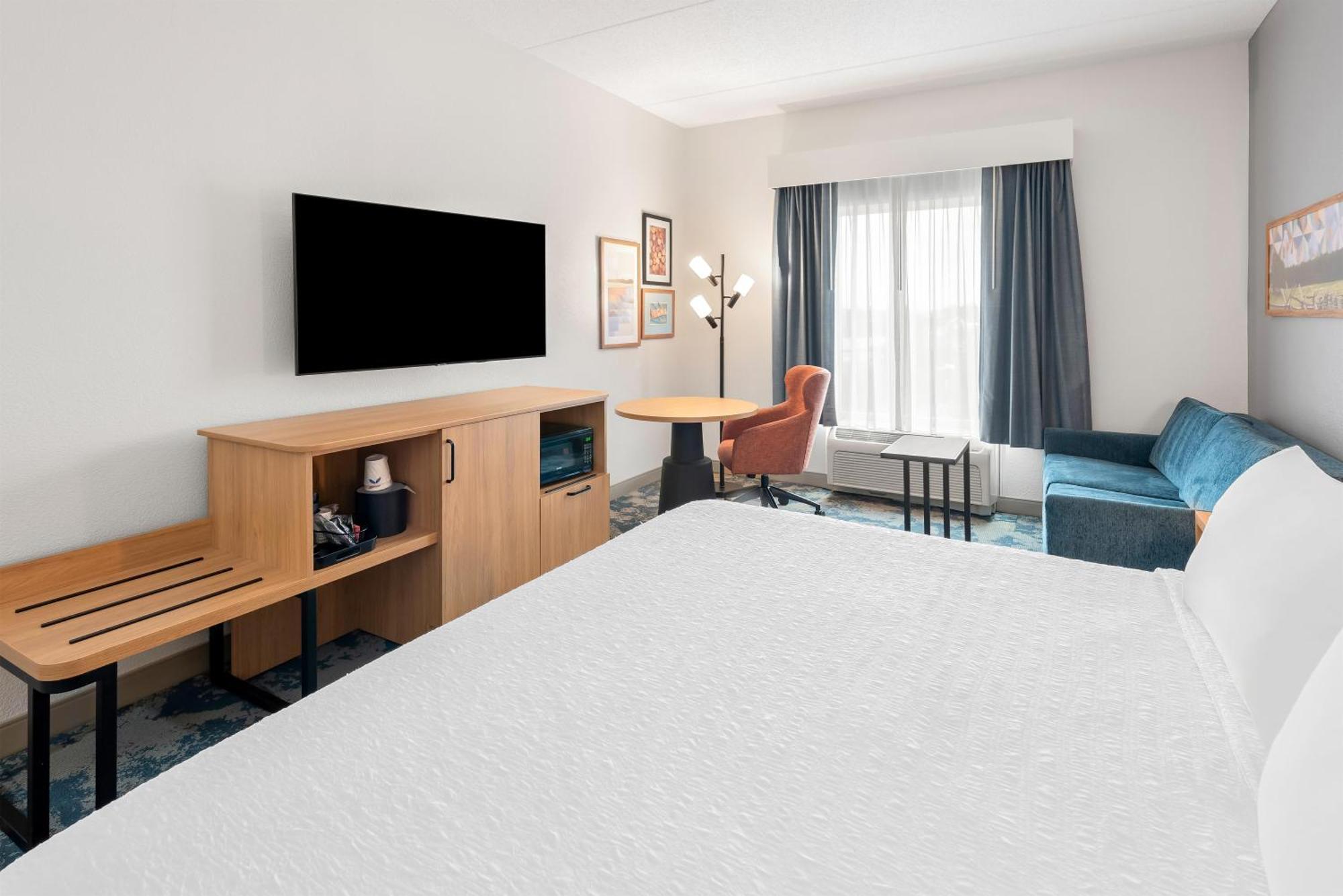 King Room with Sofa Bed and Study - Non-Smoking