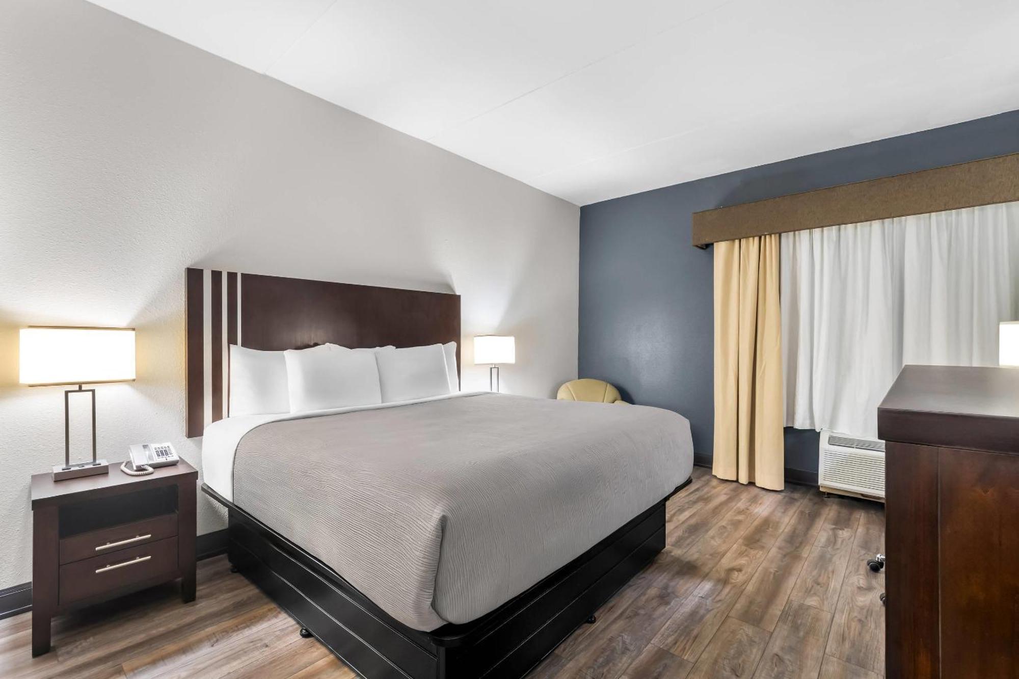 King Room with Tub - Disability Access/Non Smoking/Interior Corridor