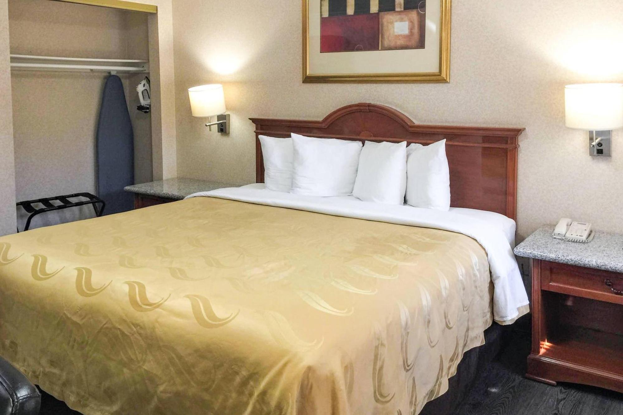 Deluxe Room 1 King Bed Kitchenette Non Smoking