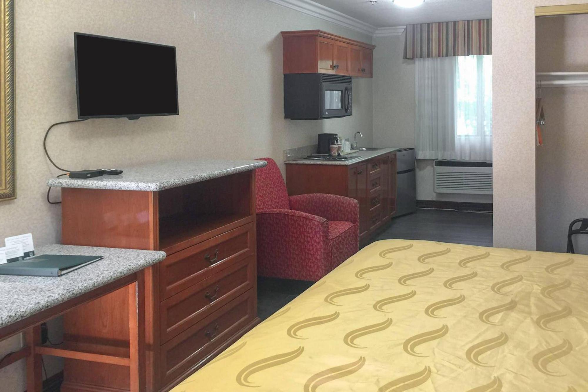Deluxe Room 1 King Bed Kitchenette Non Smoking