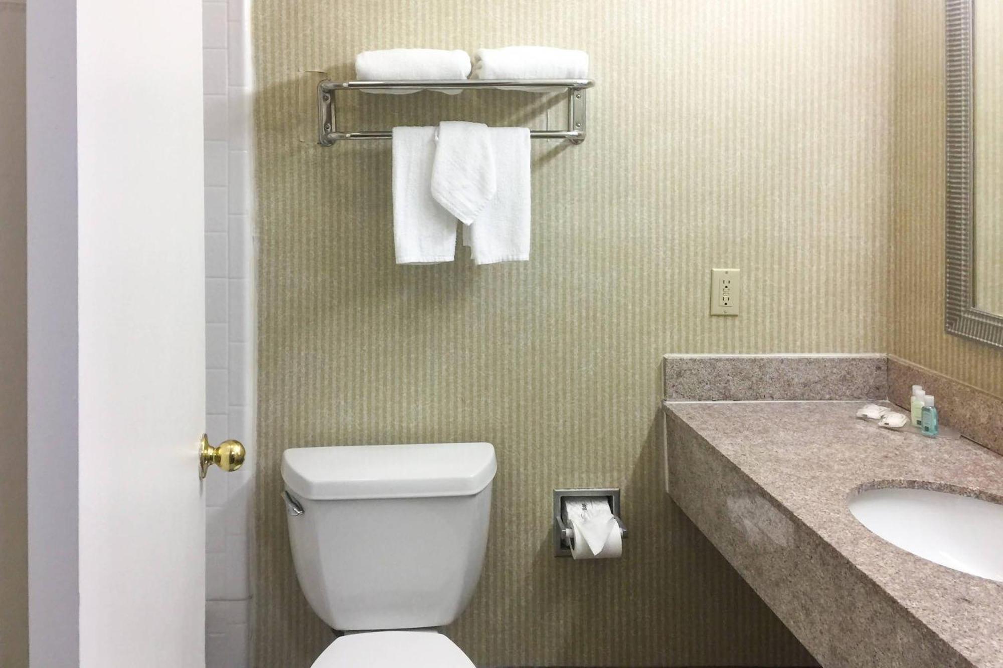 Deluxe Room 1 King Bed Kitchenette Non Smoking