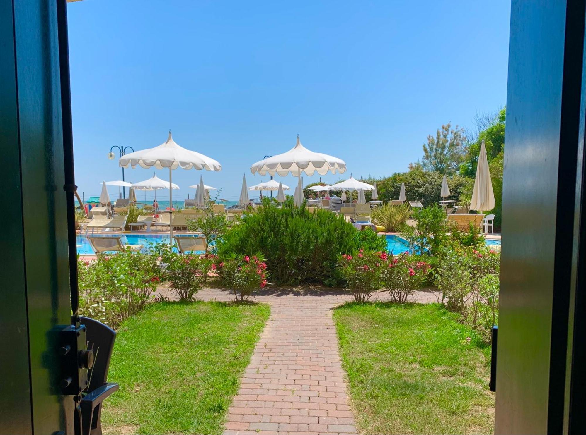 Two-Room Family Apartment Private Garden facing the Pool – Ground Floor