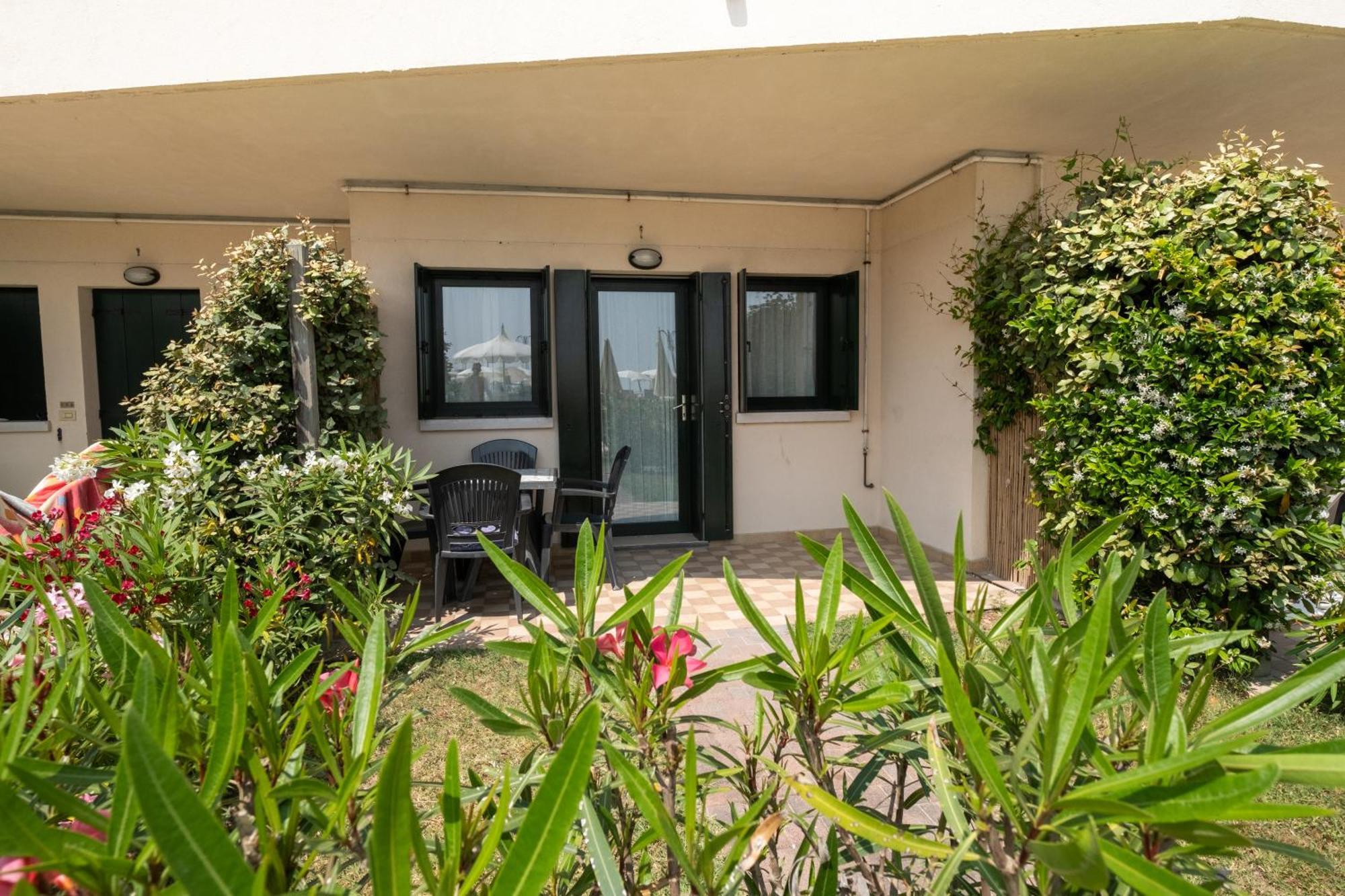 Two-Room Family Apartment Private Garden Ground Floor