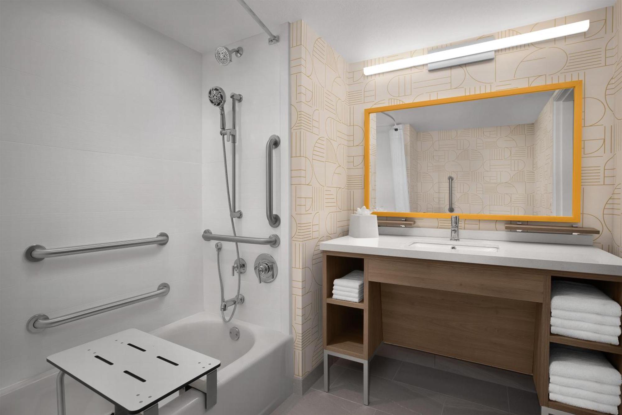King Studio Bath Tub Balcony Mobility or Hearing Access,1722930949:JPEG