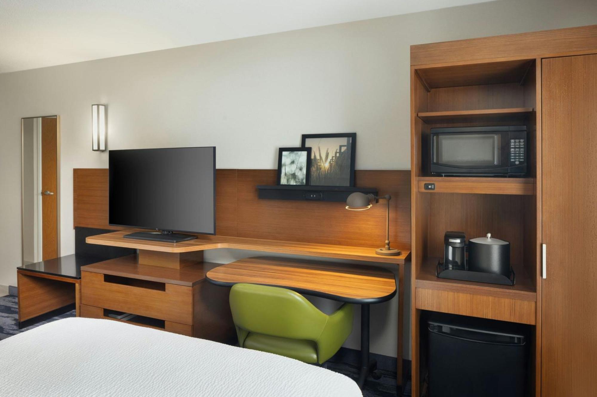 Queen Room Bathtub Mobility Access or Hearing Accessible