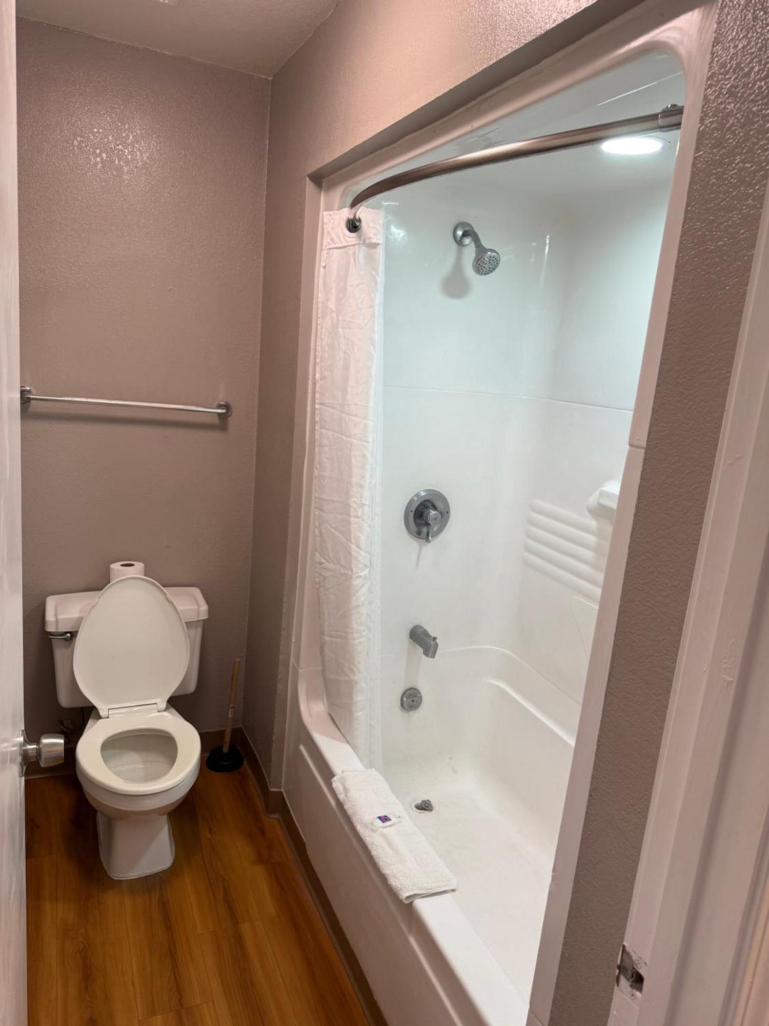 Standard Queen Room - Non-Smoking,1722949508:JPEG