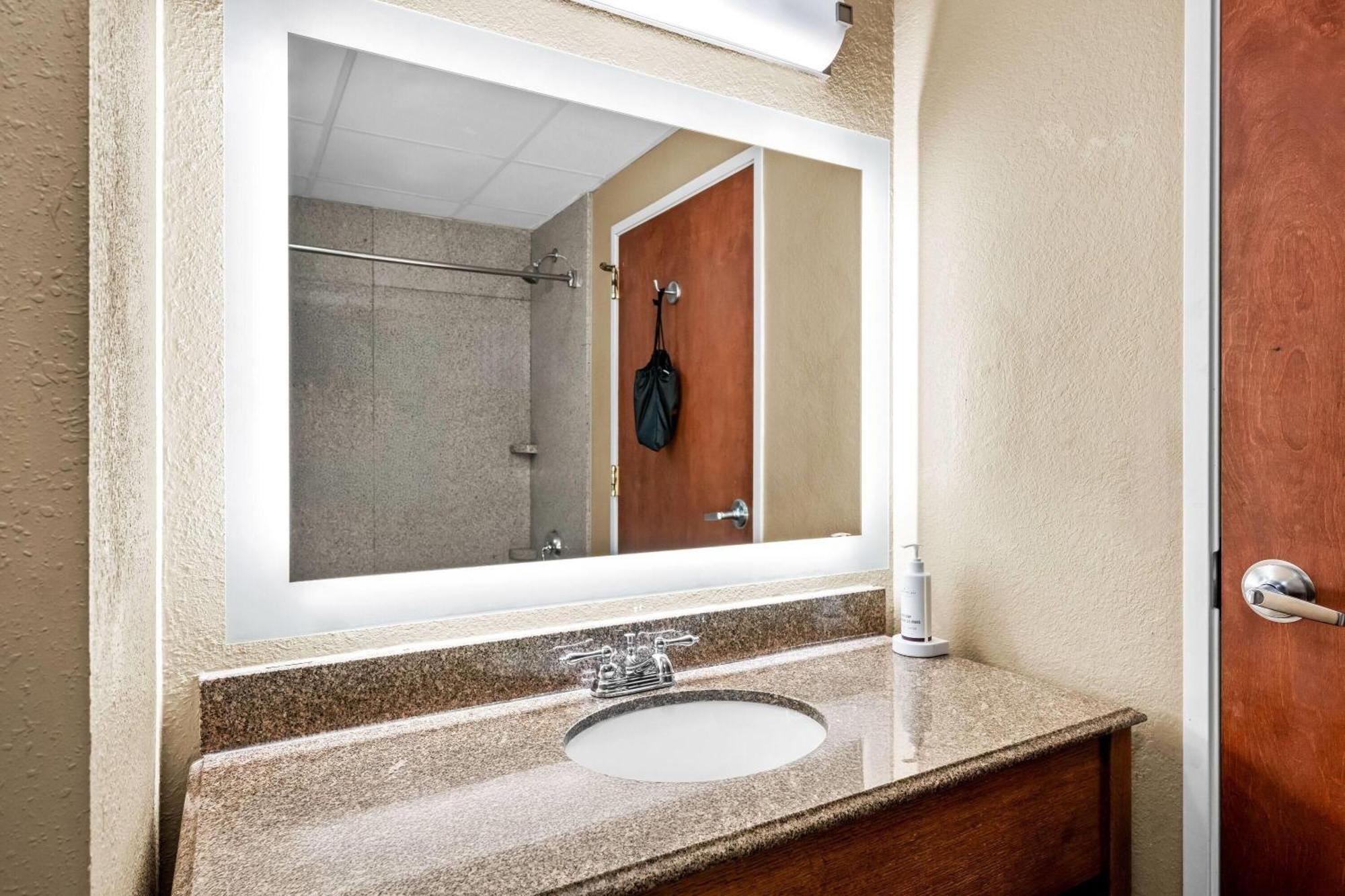 One-Bedroom Deluxe Family Queen Suite Non-Smoking