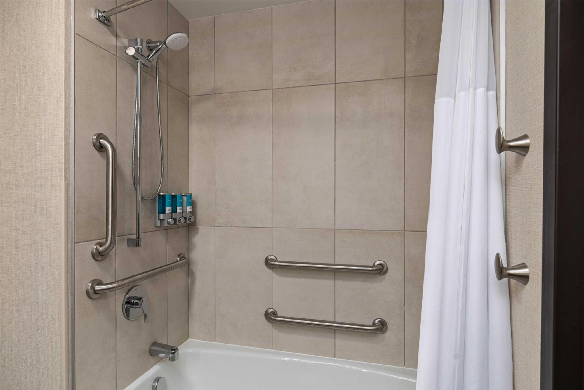 Deluxe King Room - Accessible, Tub,1722957081:JPEG