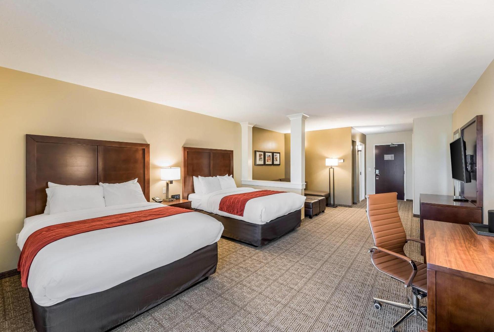 Queen Suite Two Queen Beds Sofa Bed Non-Smoking