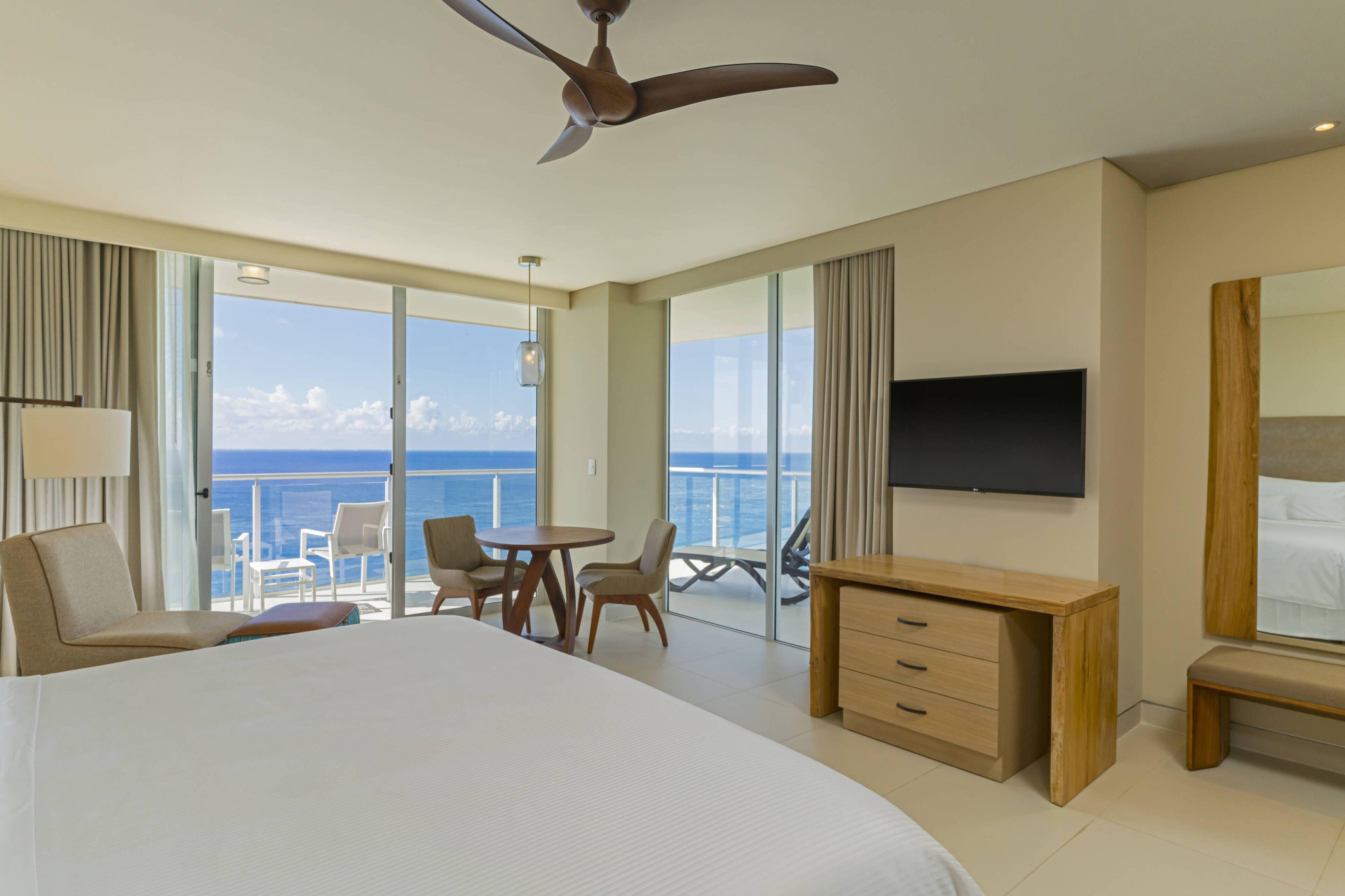 Classic Balcony 1 King Larger Guest room