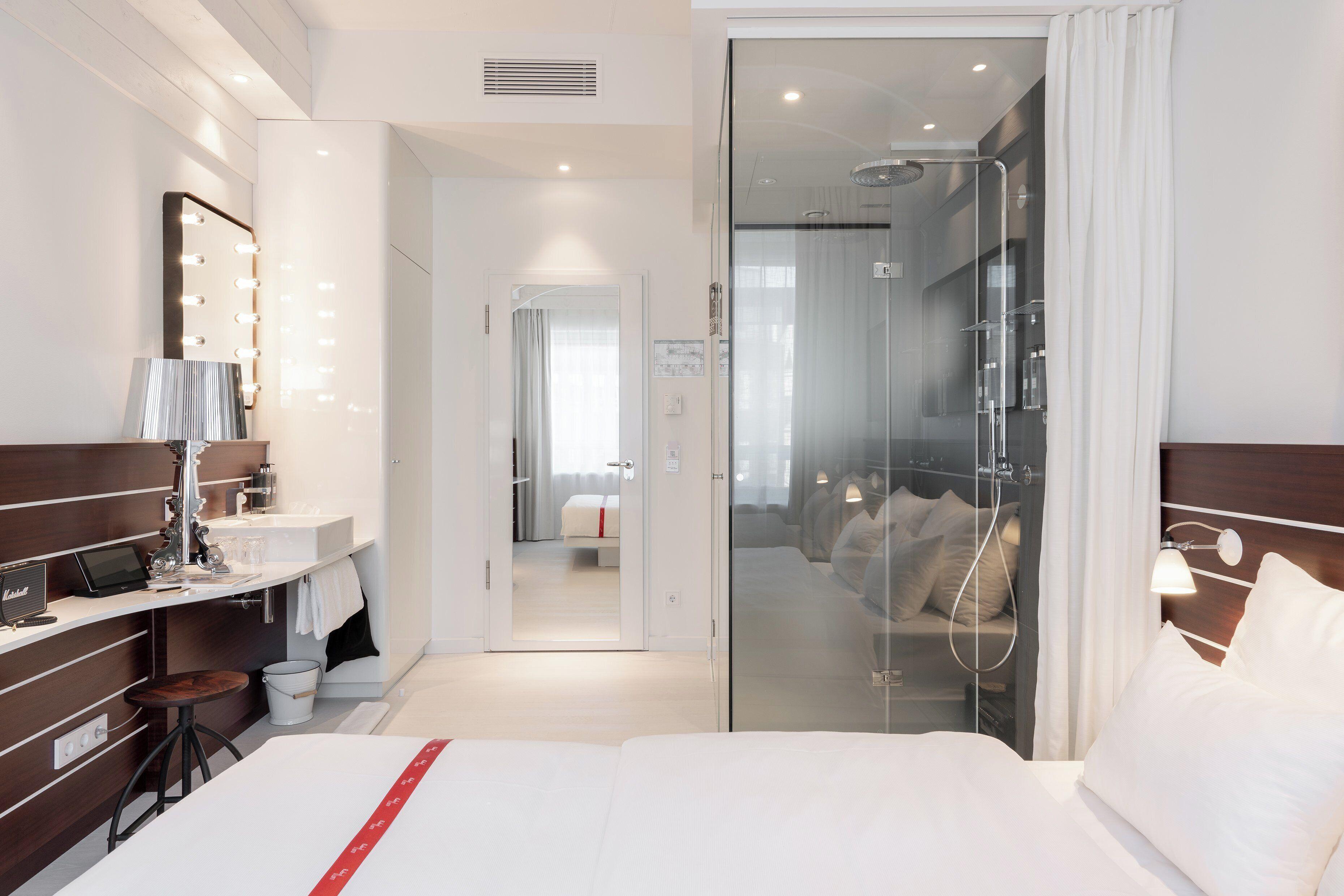 Cosy Canal View Room